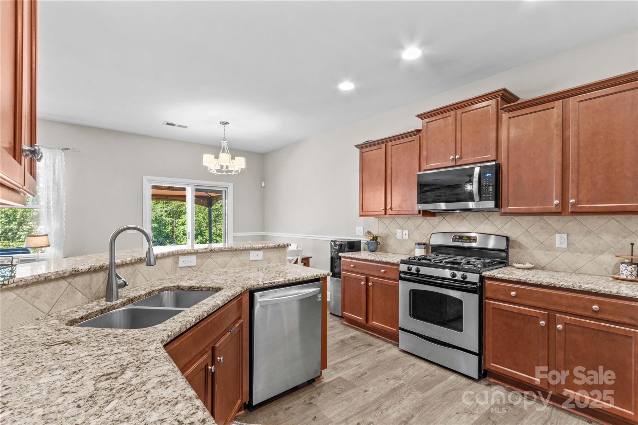 130 E Warfield Drive Property Photo 12