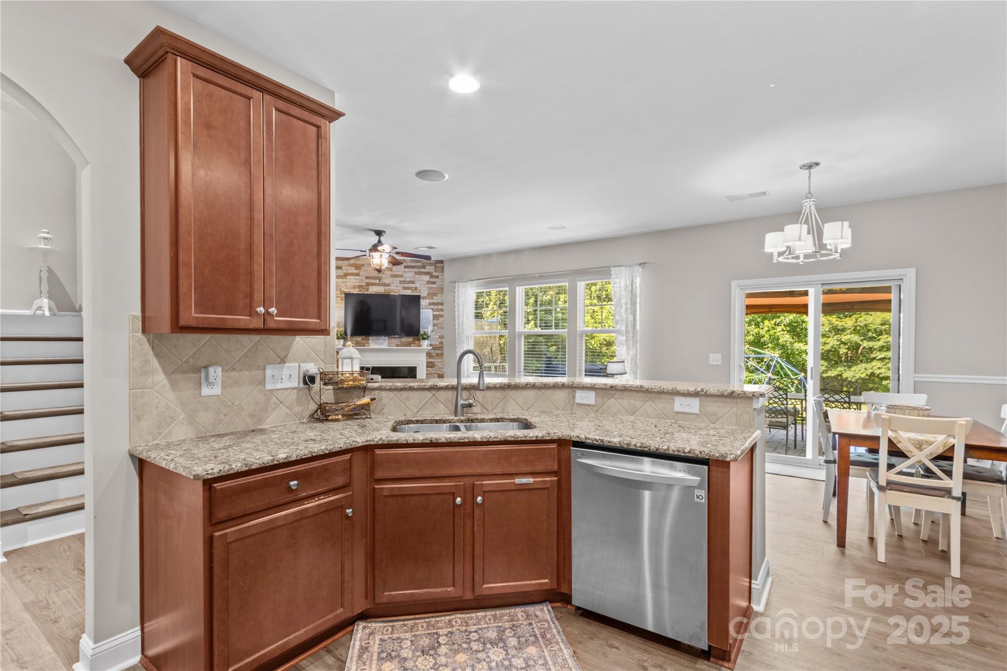 130 E Warfield Drive Property Photo 13