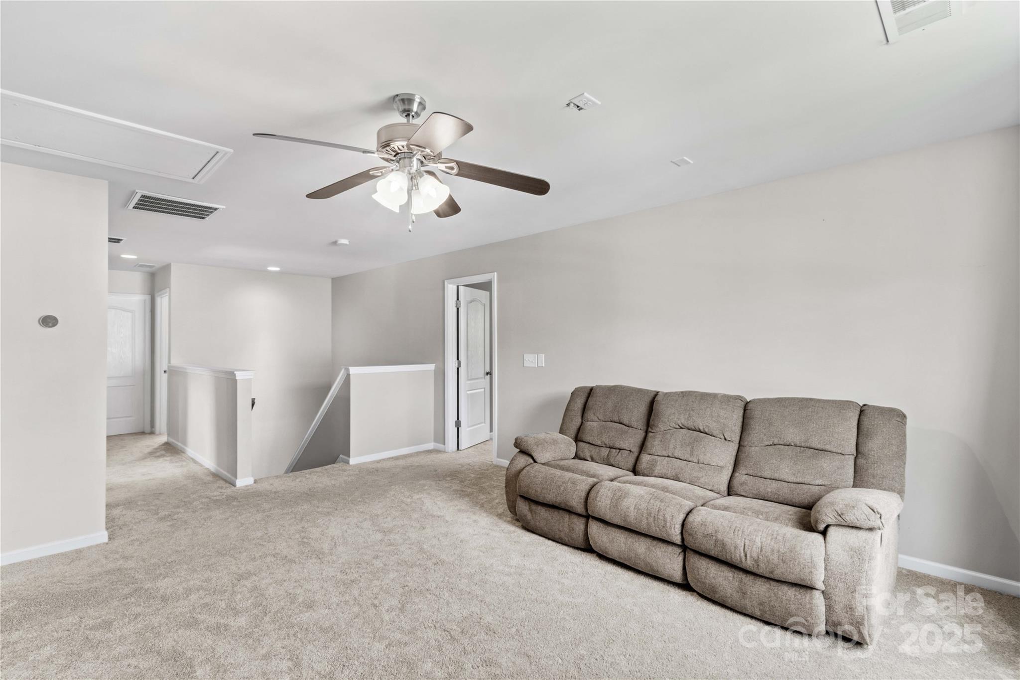 130 E Warfield Drive Property Photo 29