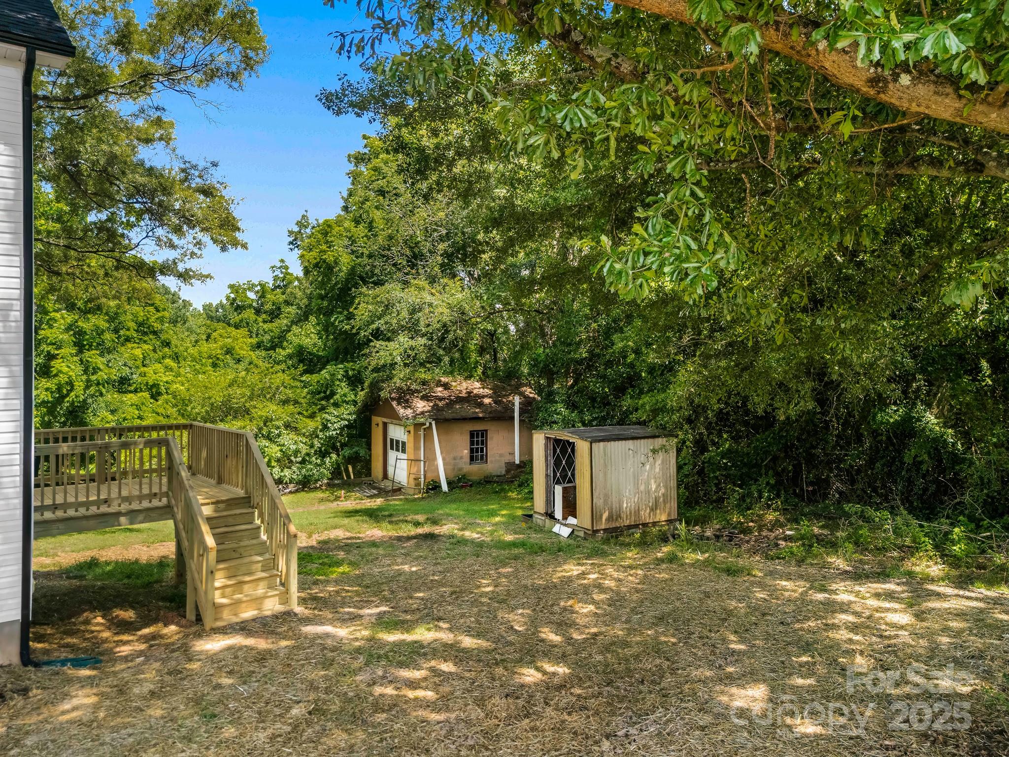 405 E Holly Street Property Photo 6