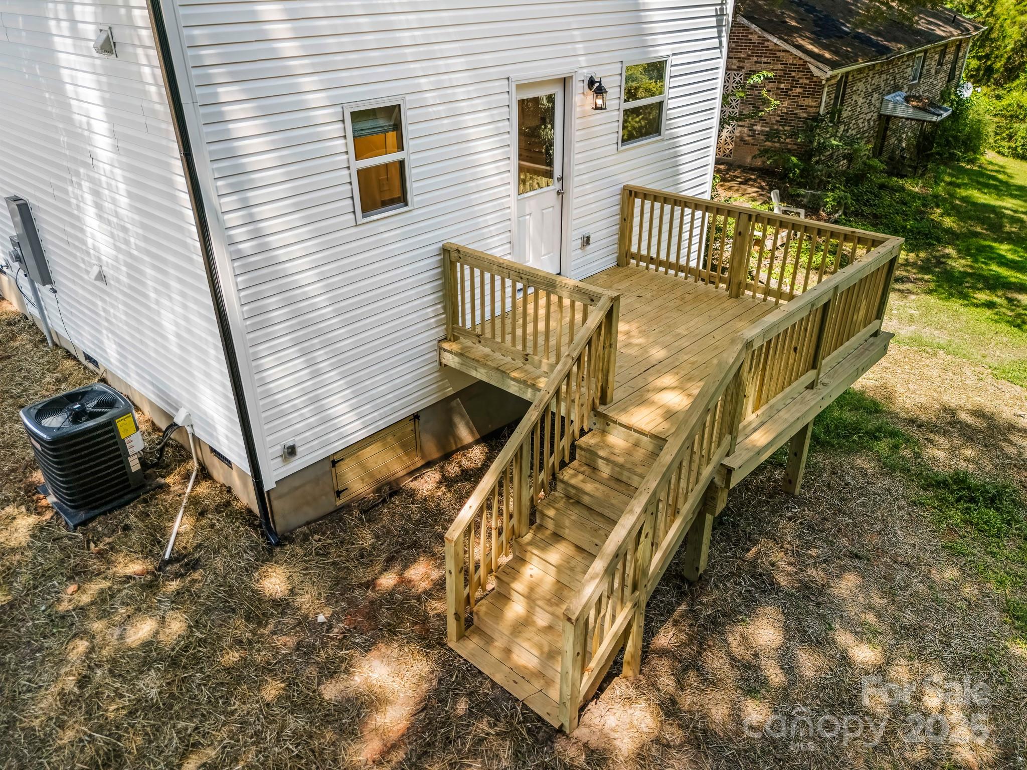 405 E Holly Street Property Photo 8