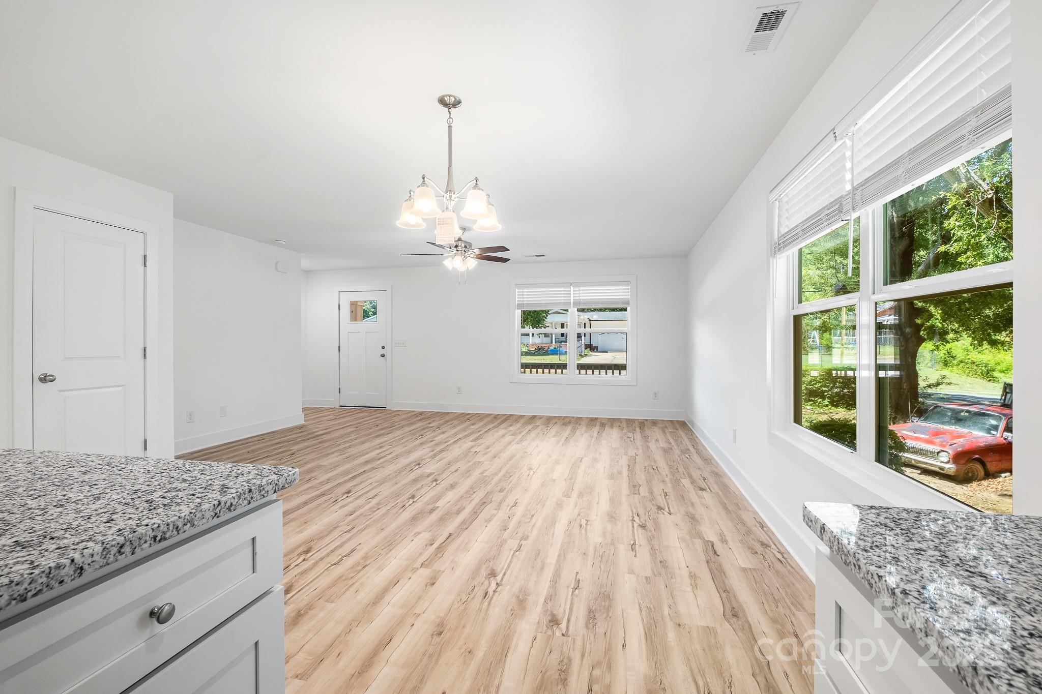 405 E Holly Street Property Photo 14