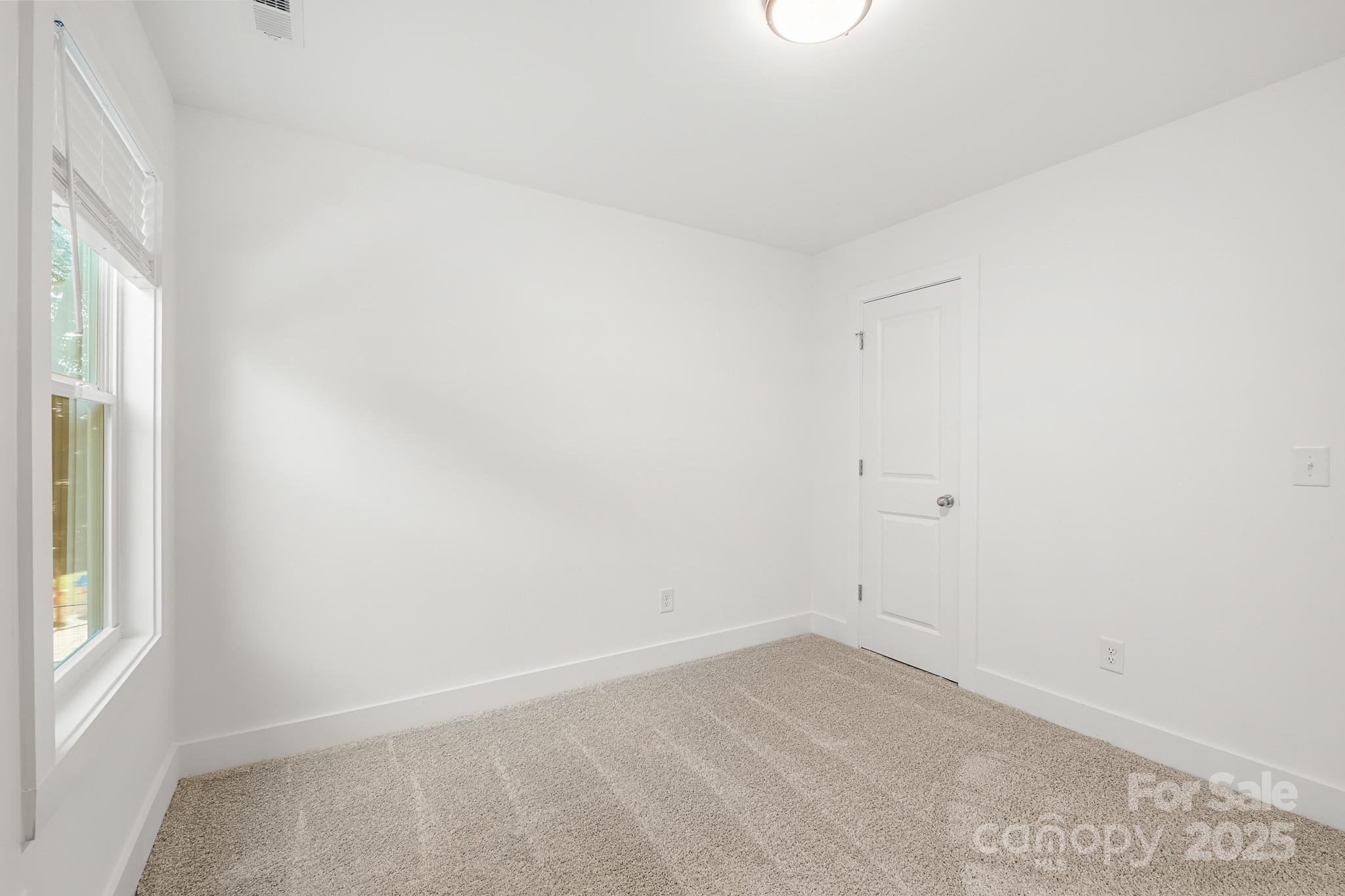 405 E Holly Street Property Photo 18