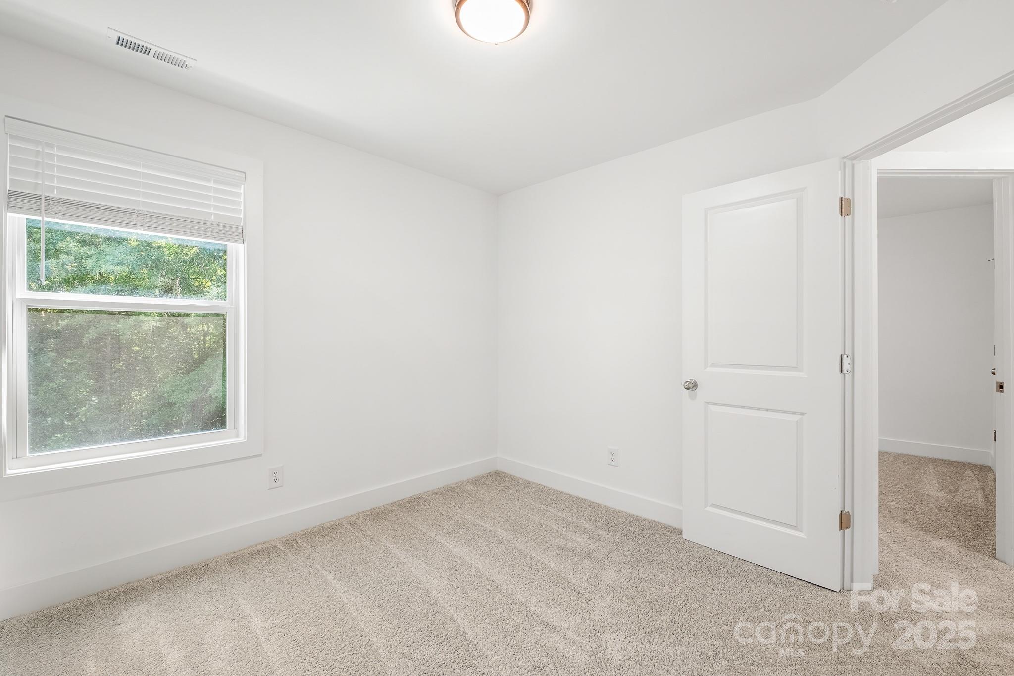 405 E Holly Street Property Photo 27