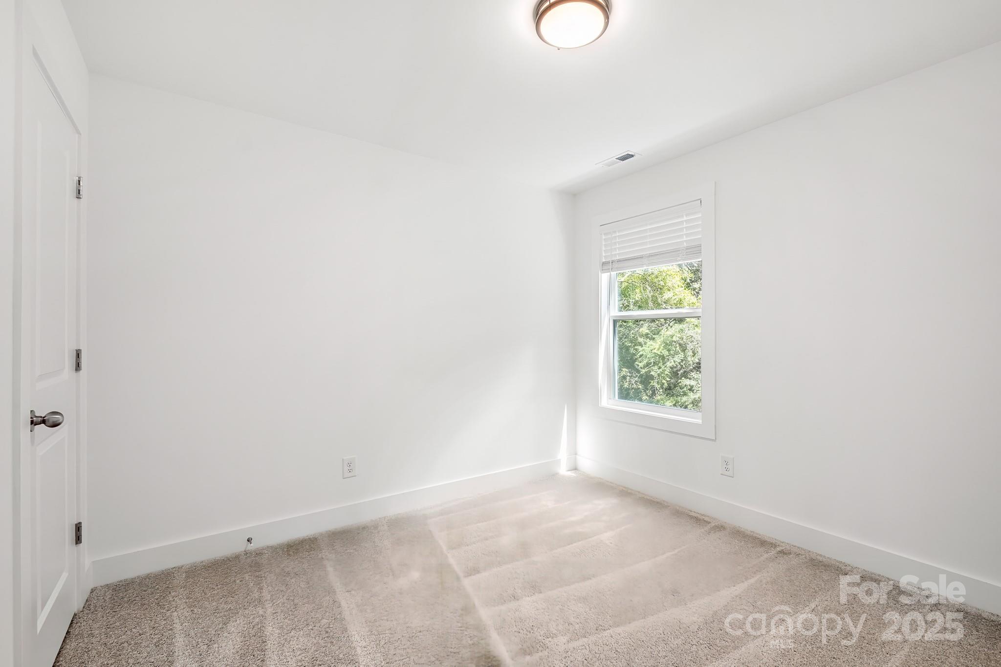405 E Holly Street Property Photo 28