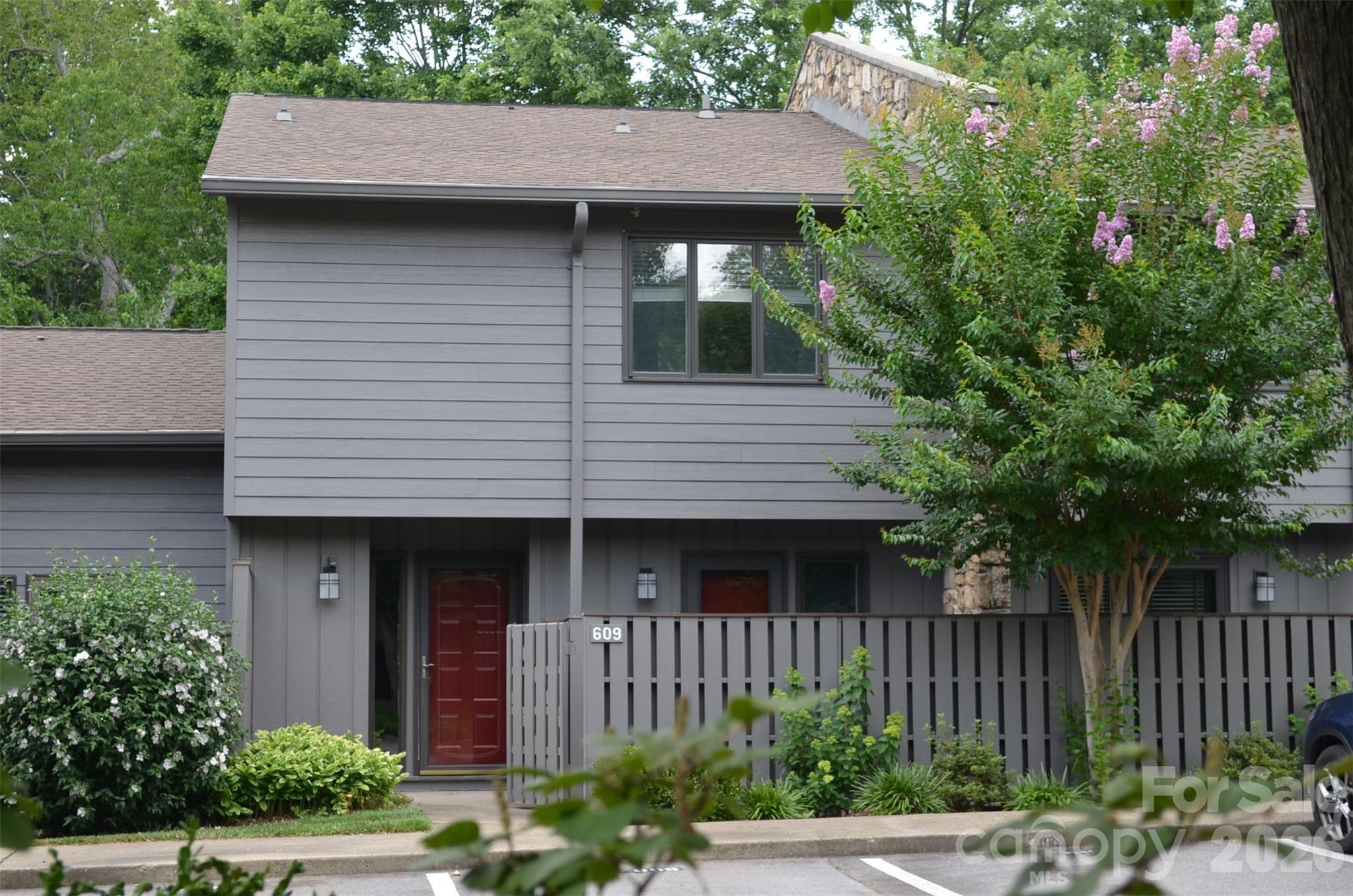 609 Crowfields Lane Property Photo 1