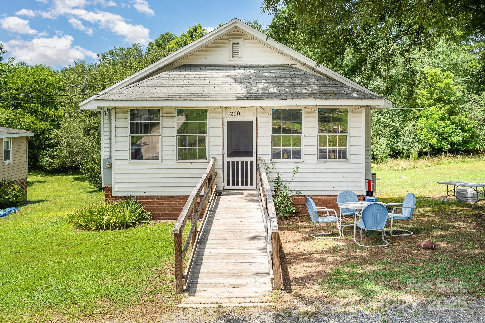 210 Lincoln Street Property Photo 1