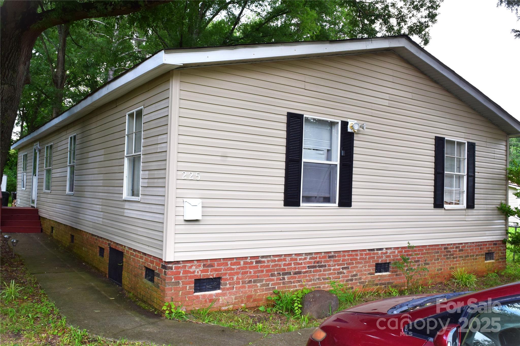 225 Emmett Street Property Photo 1