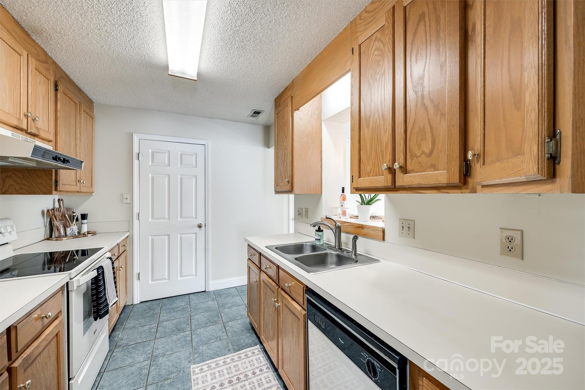 659 Primrose Lane Property Photo 8