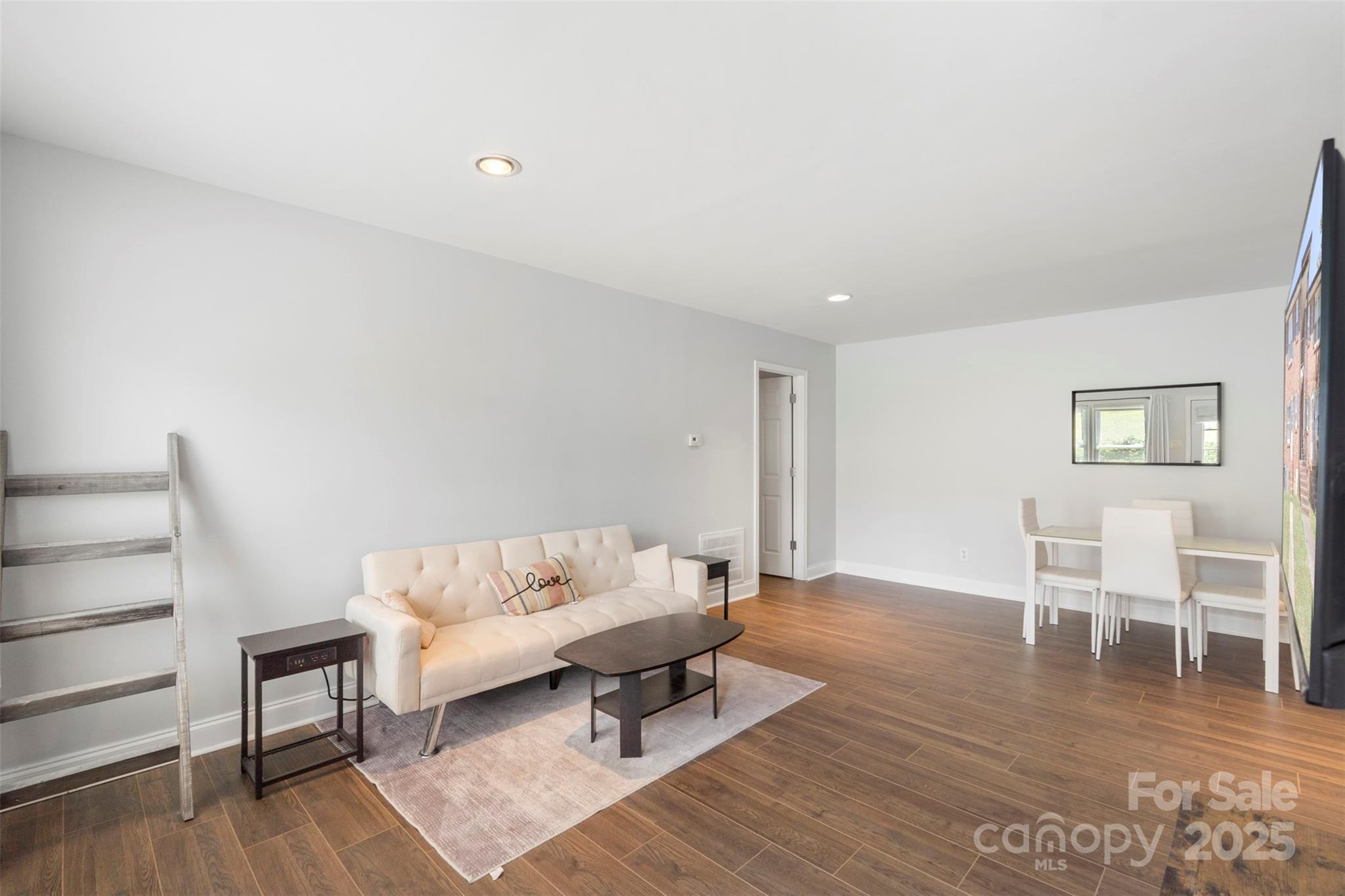 718 E Maple Avenue F Property Photo 5