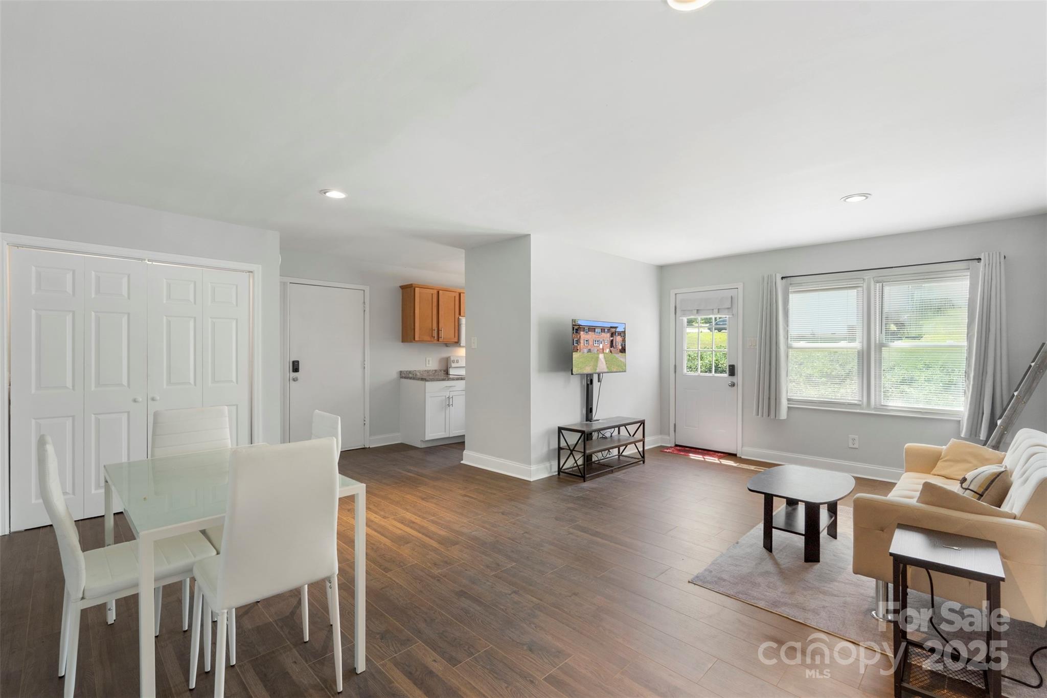 718 E Maple Avenue F Property Photo 9