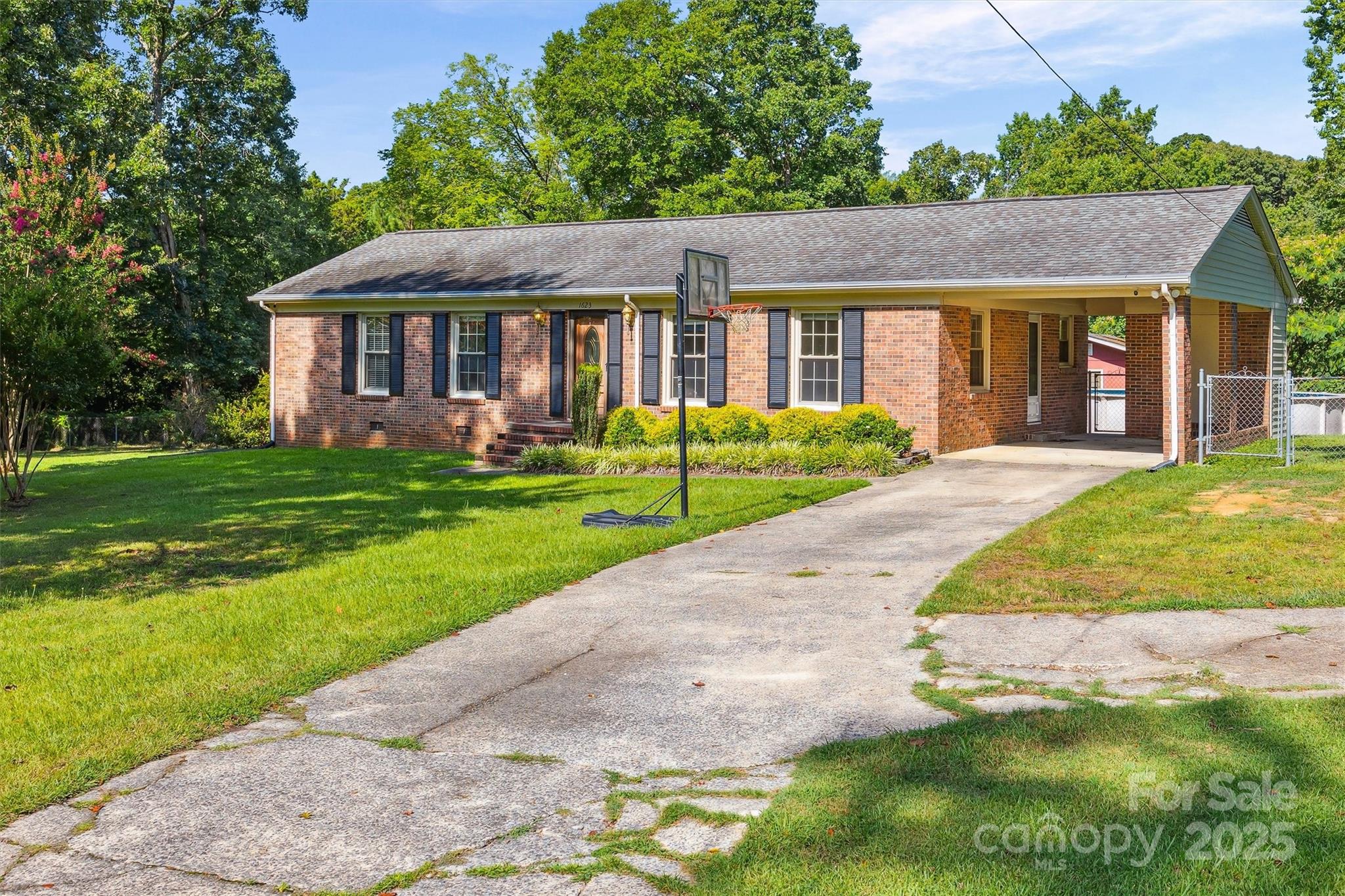 1623 E Lakewood Drive Property Photo 1