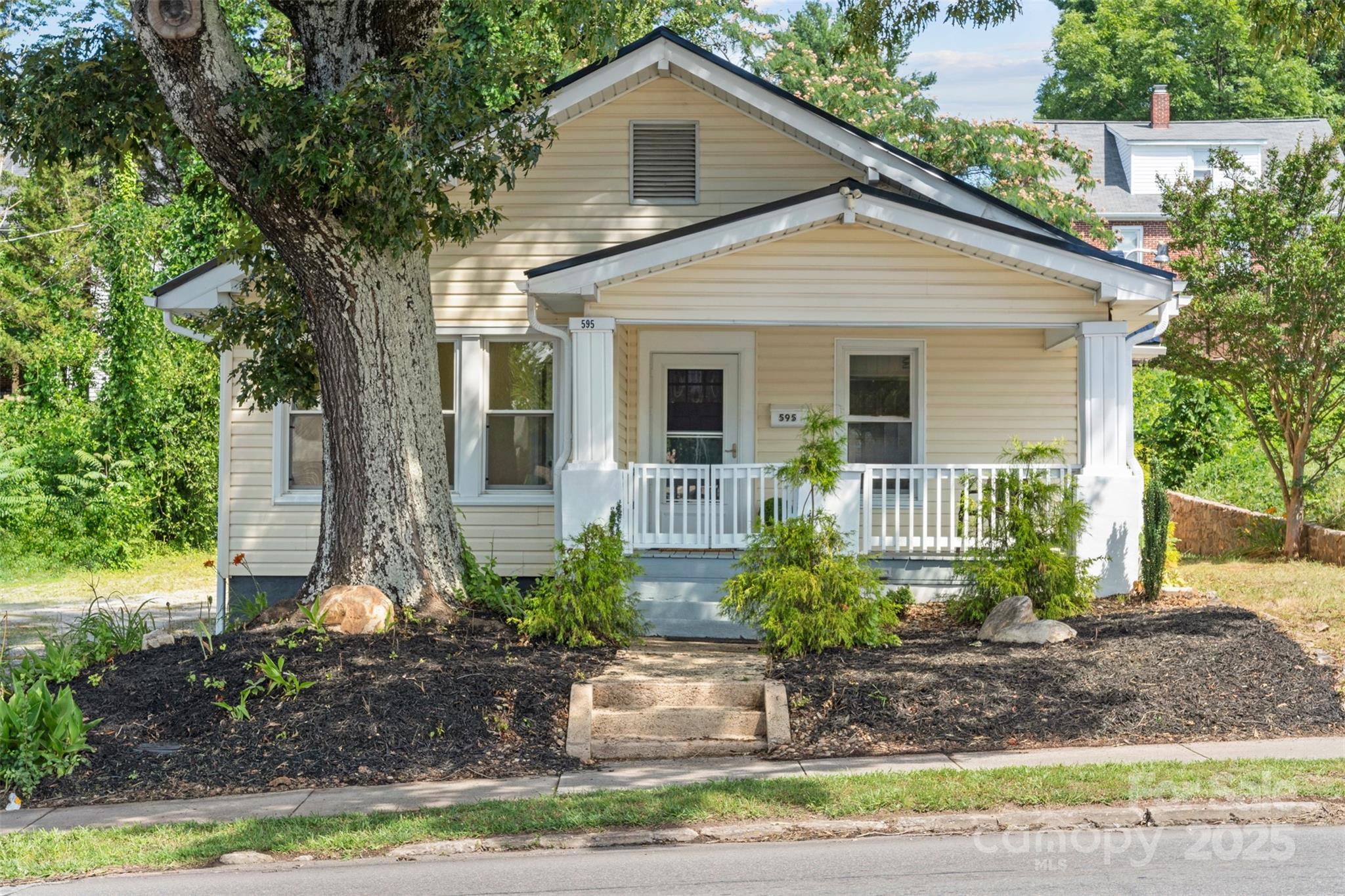 595 E Court Street Property Photo 1