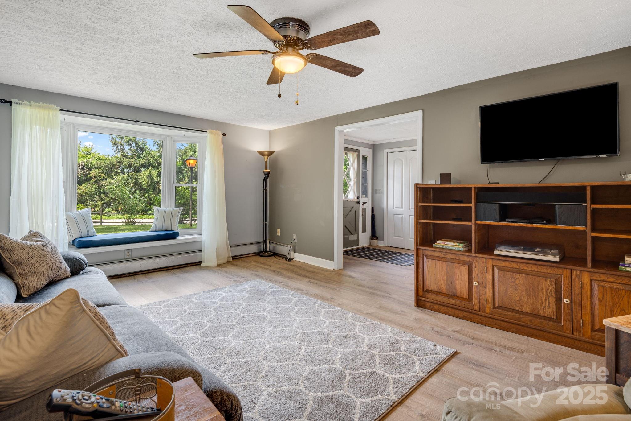 1058 Howard Gap Loop Road Property Photo 6