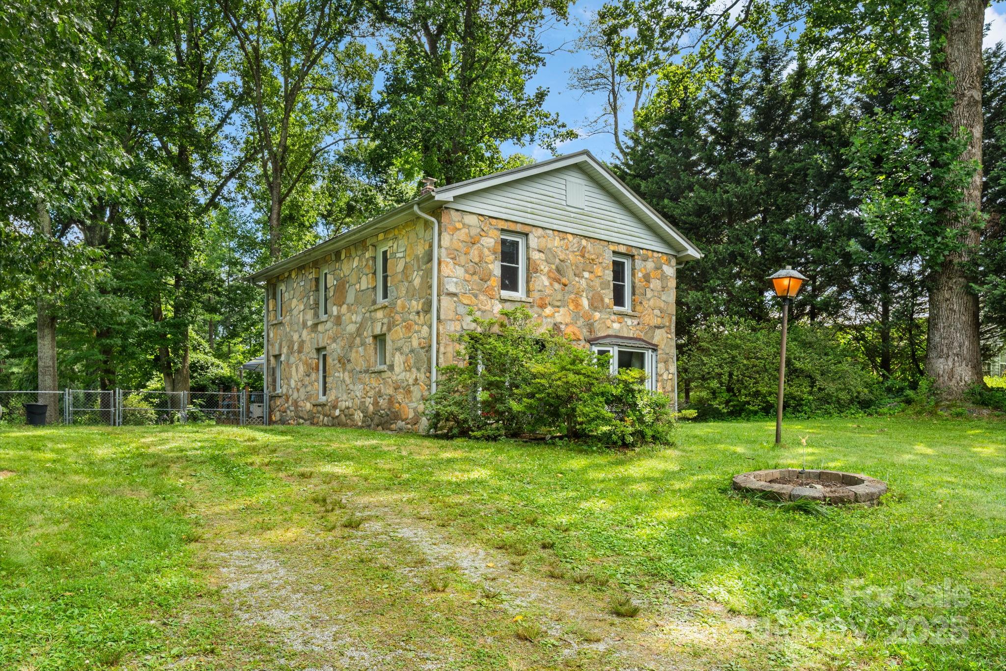 1058 Howard Gap Loop Road Property Photo 32