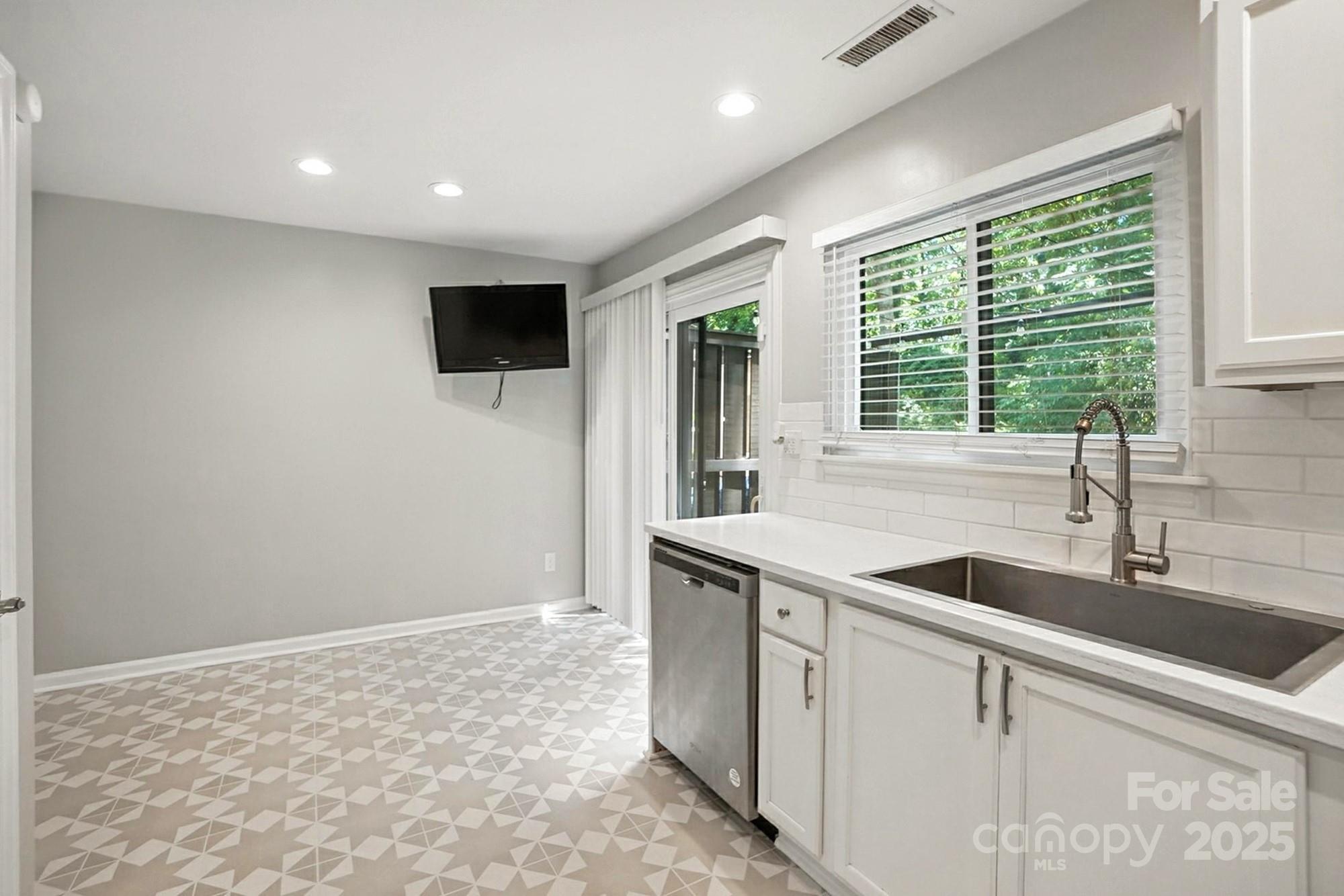 2509 Kilborne Drive J Property Photo 11
