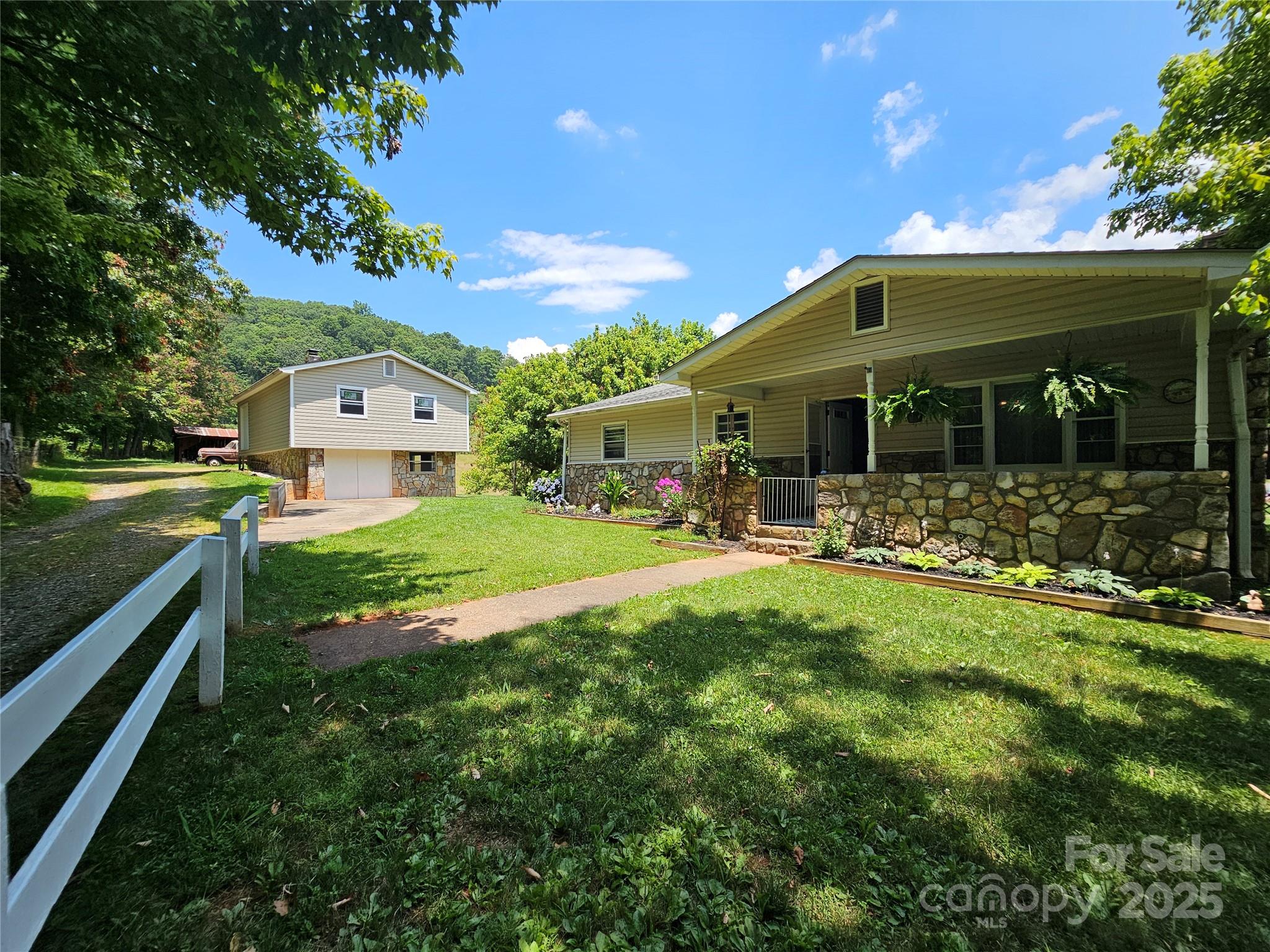 560 Bailey Mountain Road Property Photo 1