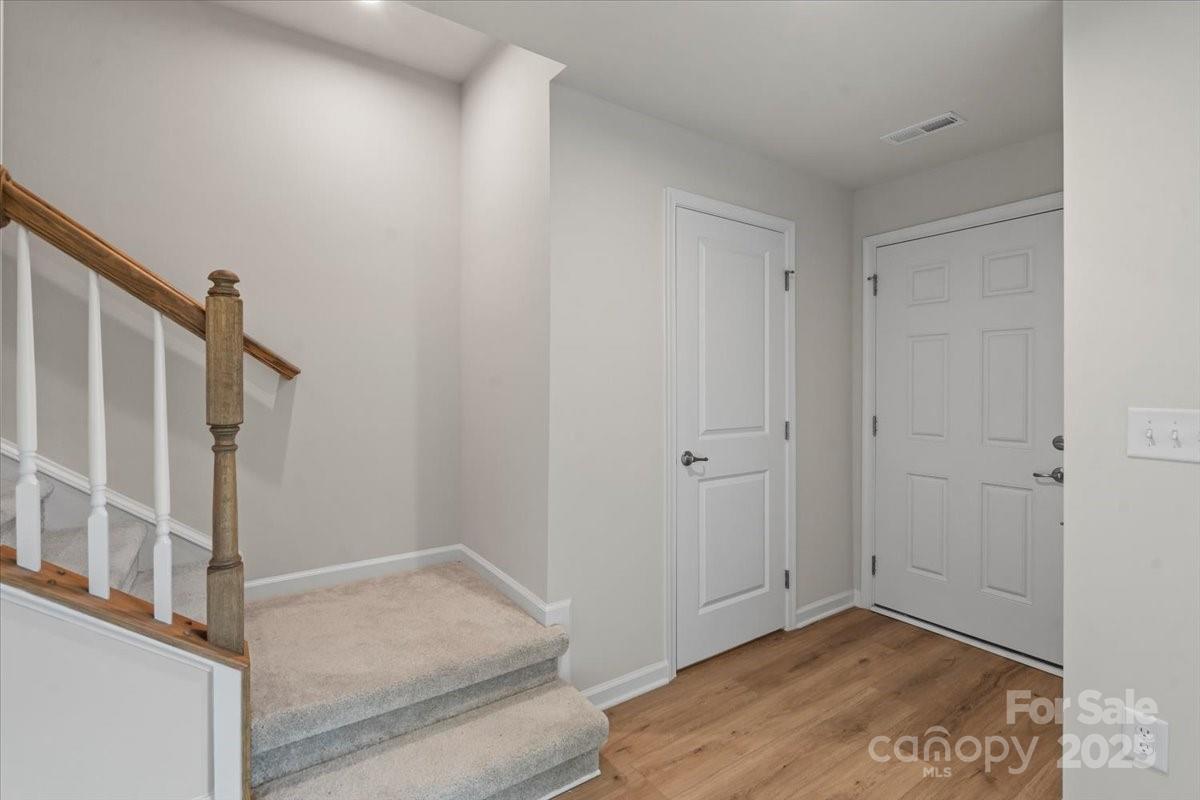 512 Whitehall Circle Property Photo 6