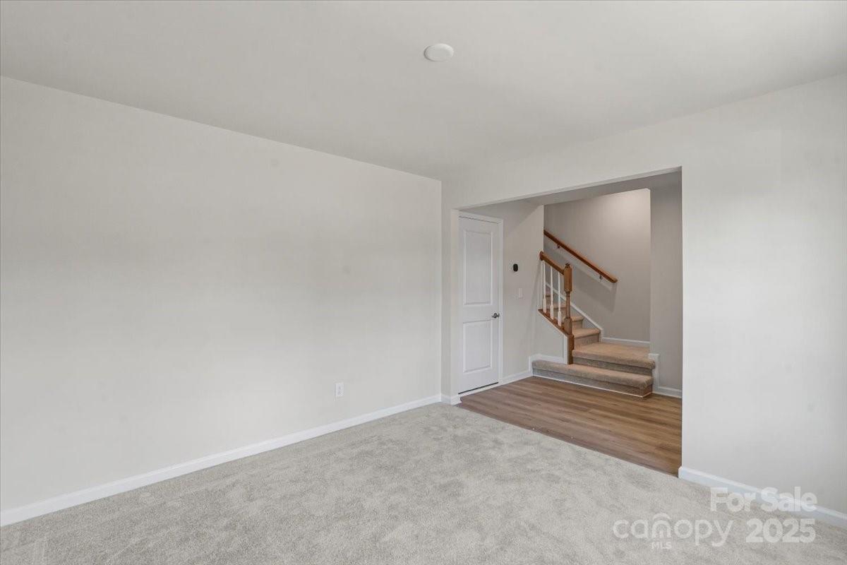 512 Whitehall Circle Property Photo 8