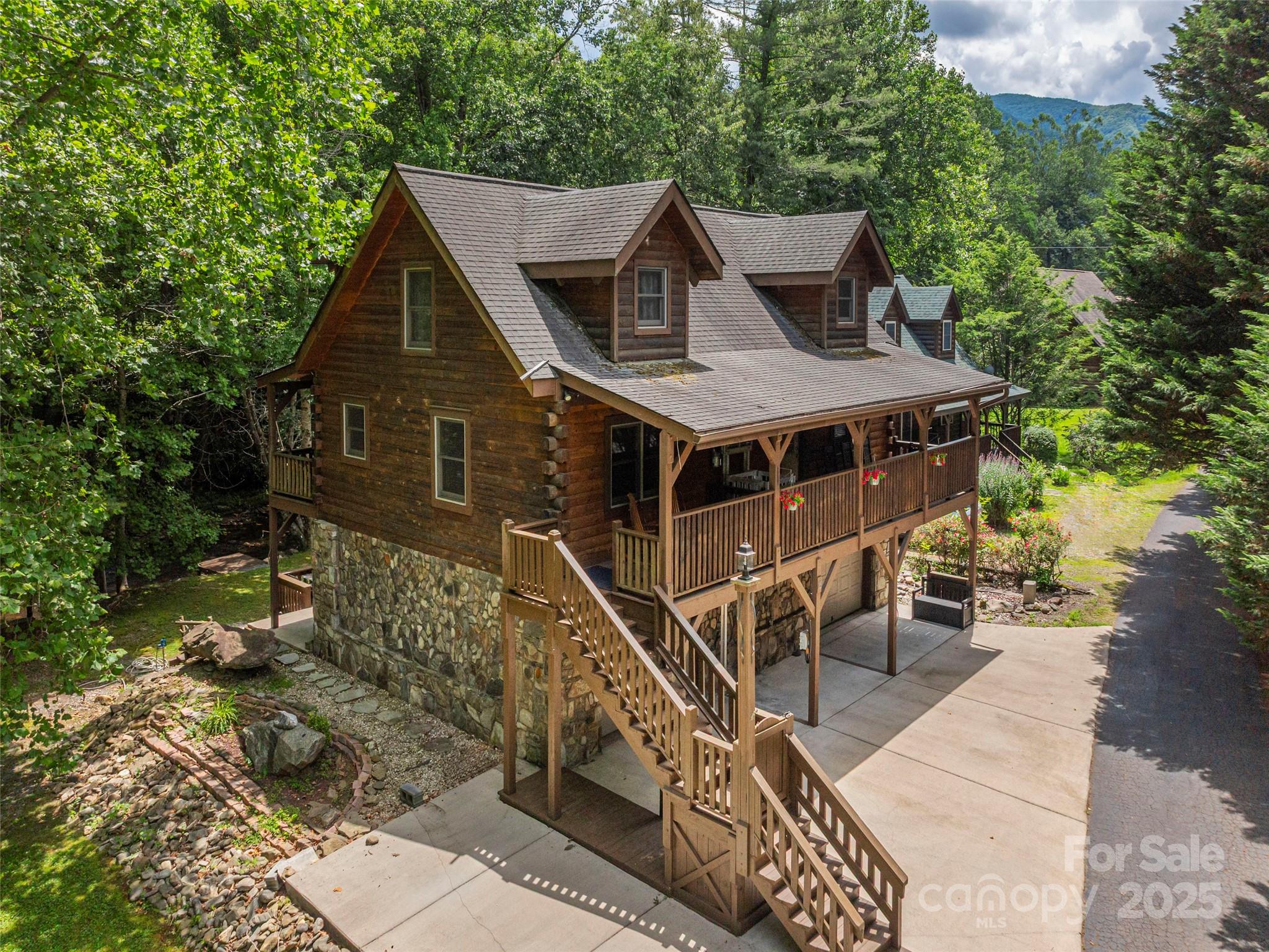 15 Breezy Creek Lane Property Photo 1