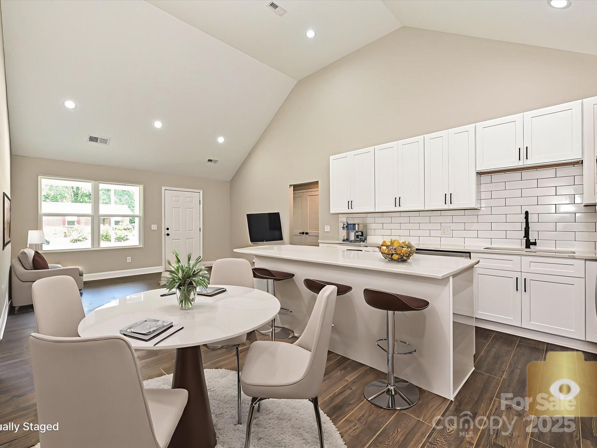 721 Green Street Property Photo 8