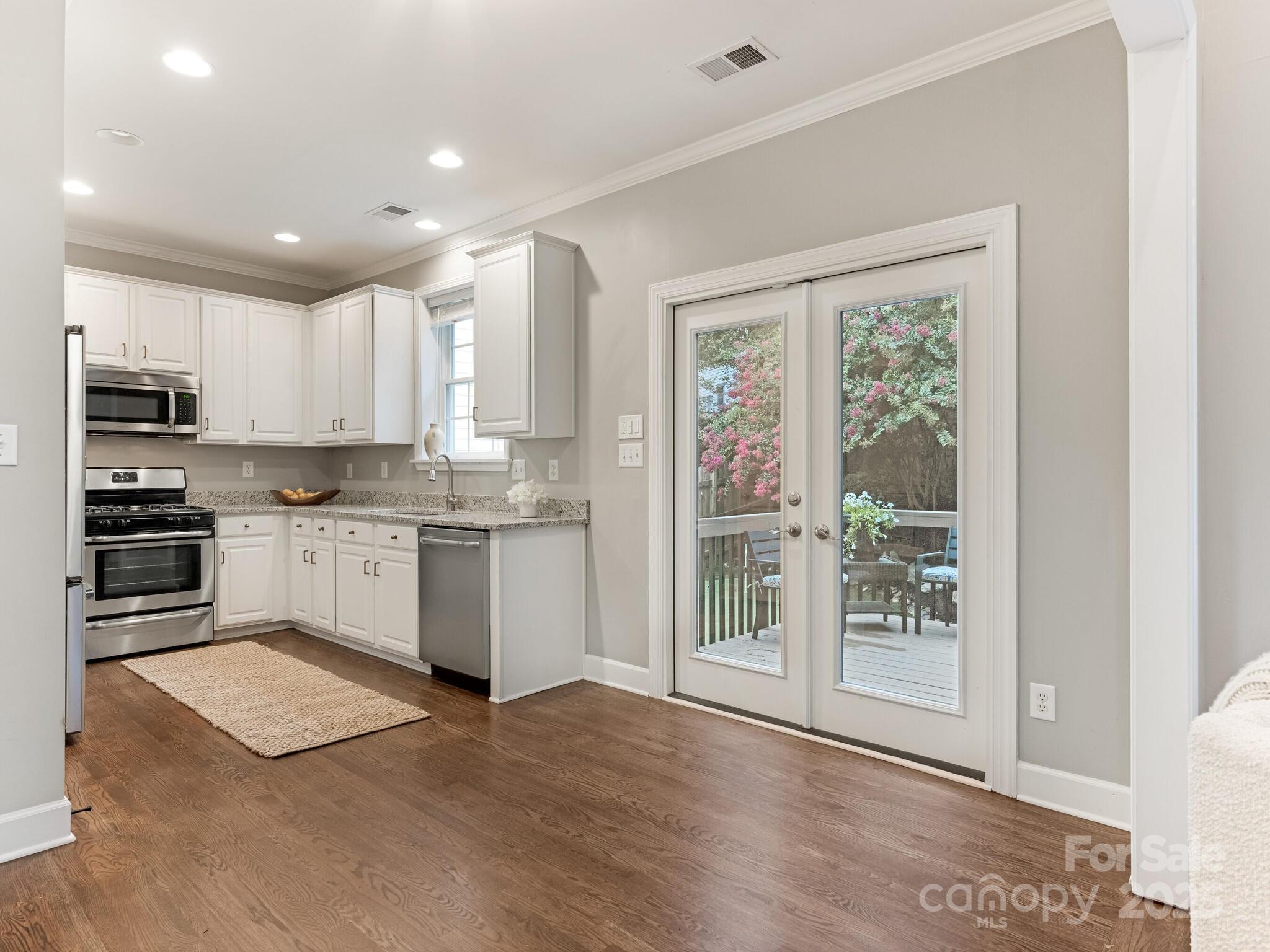 2021 Sablewood Drive Property Photo 8