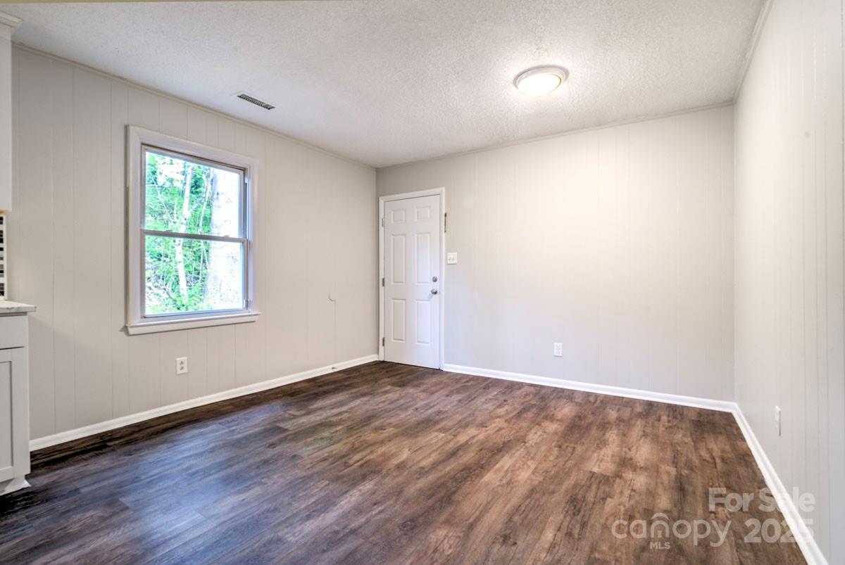 805 32nd Street Drive Property Photo 5