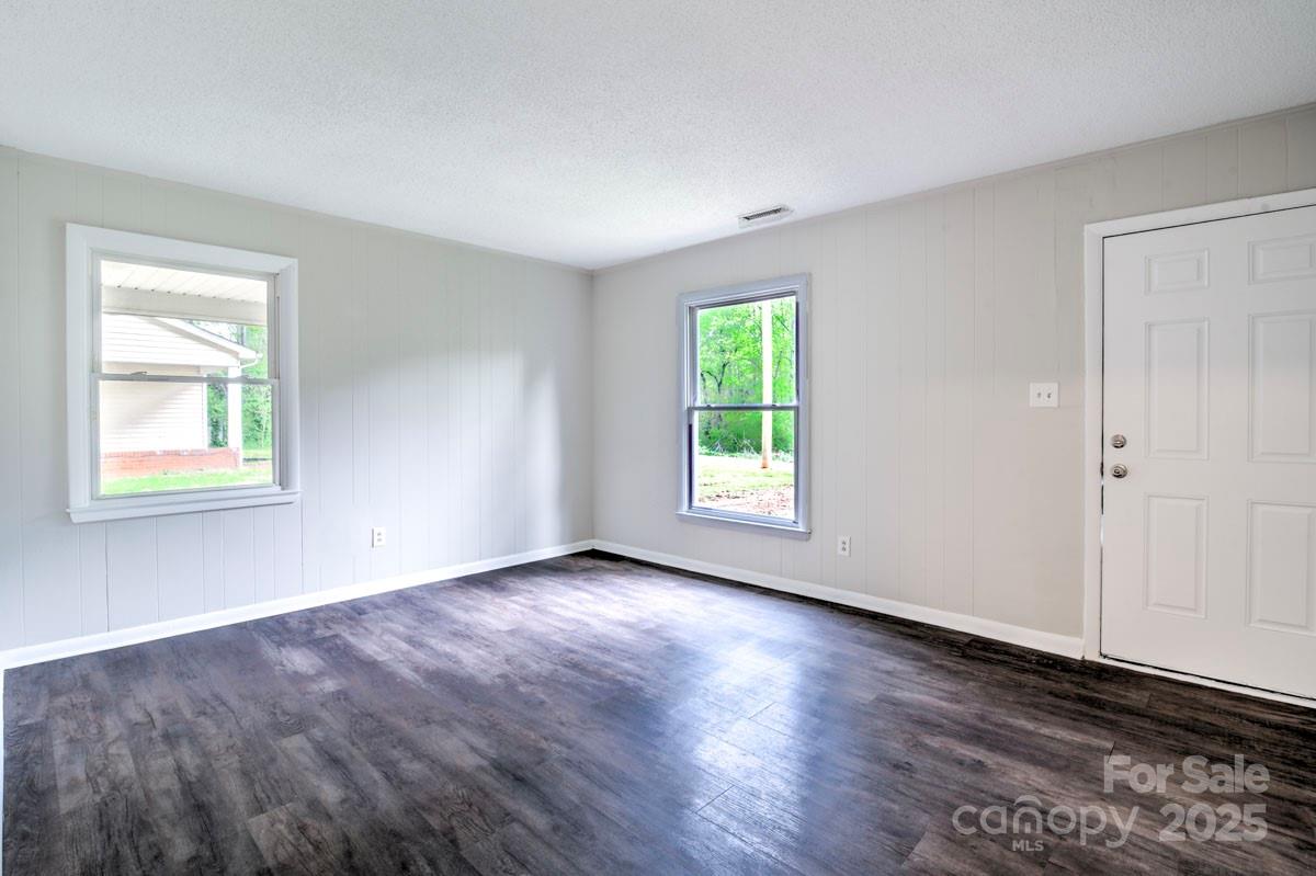 805 32nd Street Drive Property Photo 8