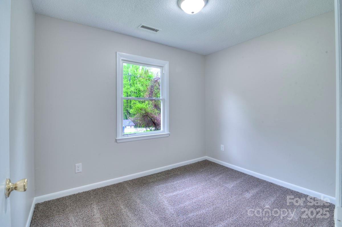 805 32nd Street Drive Property Photo 16