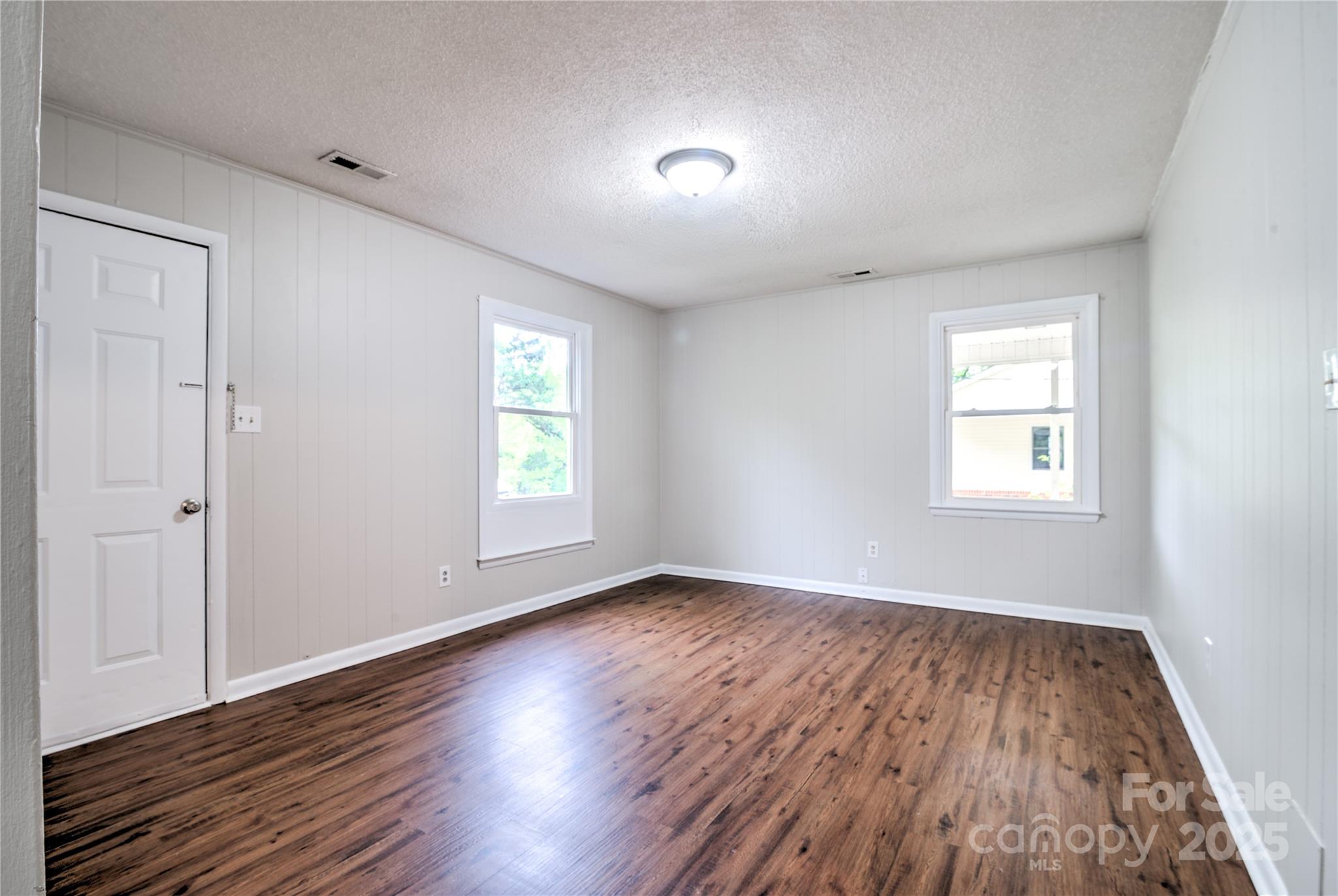 817 32nd Street Drive Property Photo 5
