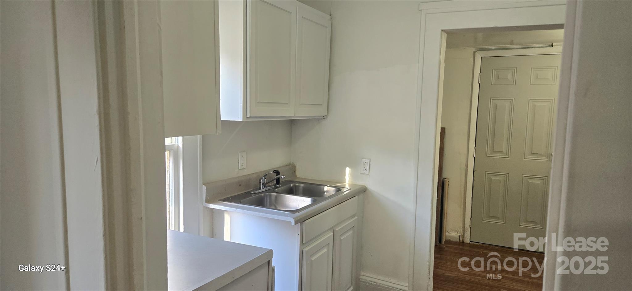 244 W Kingston Avenue Property Photo 9