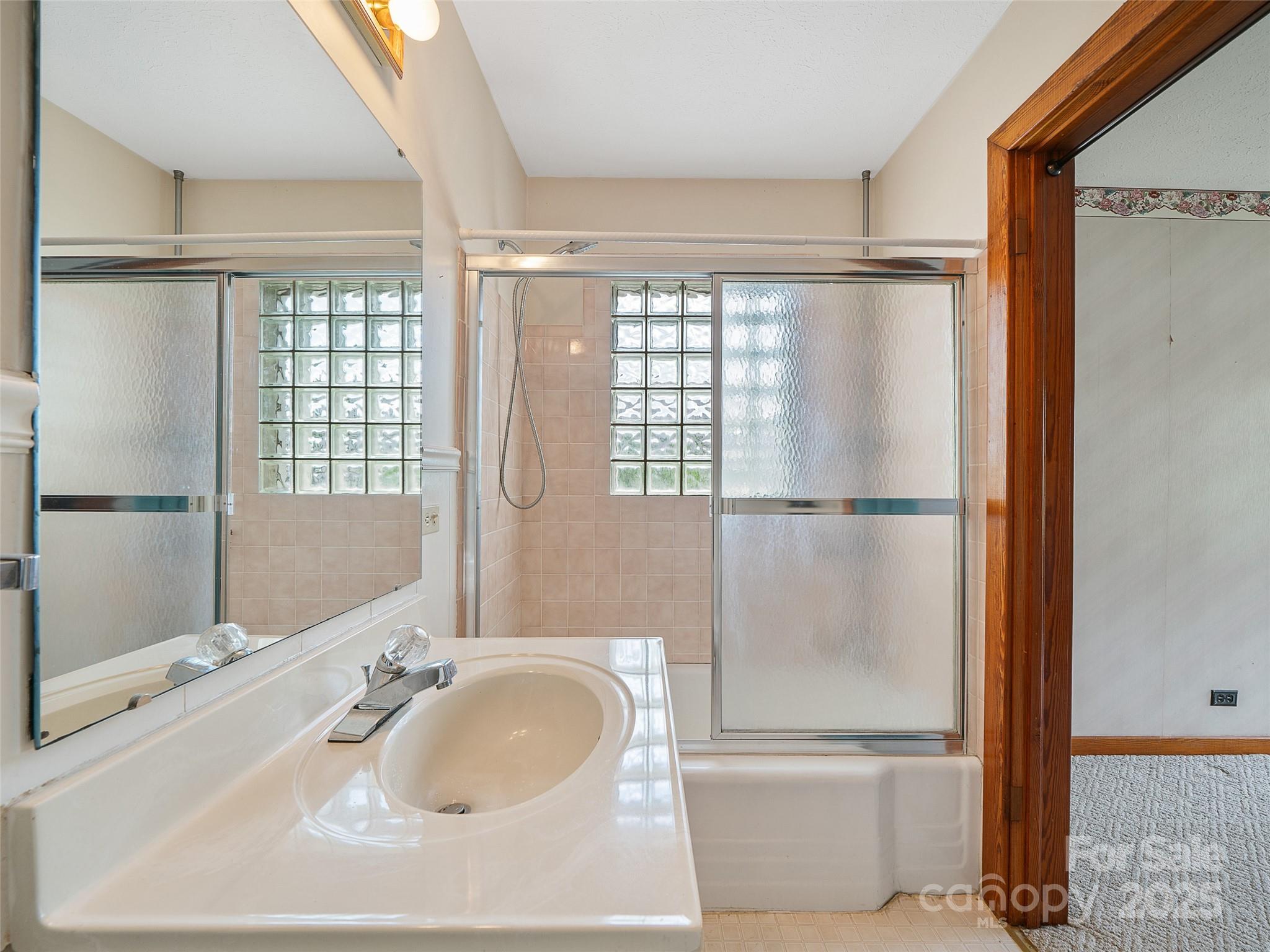 12 Robertson Street Property Photo 23