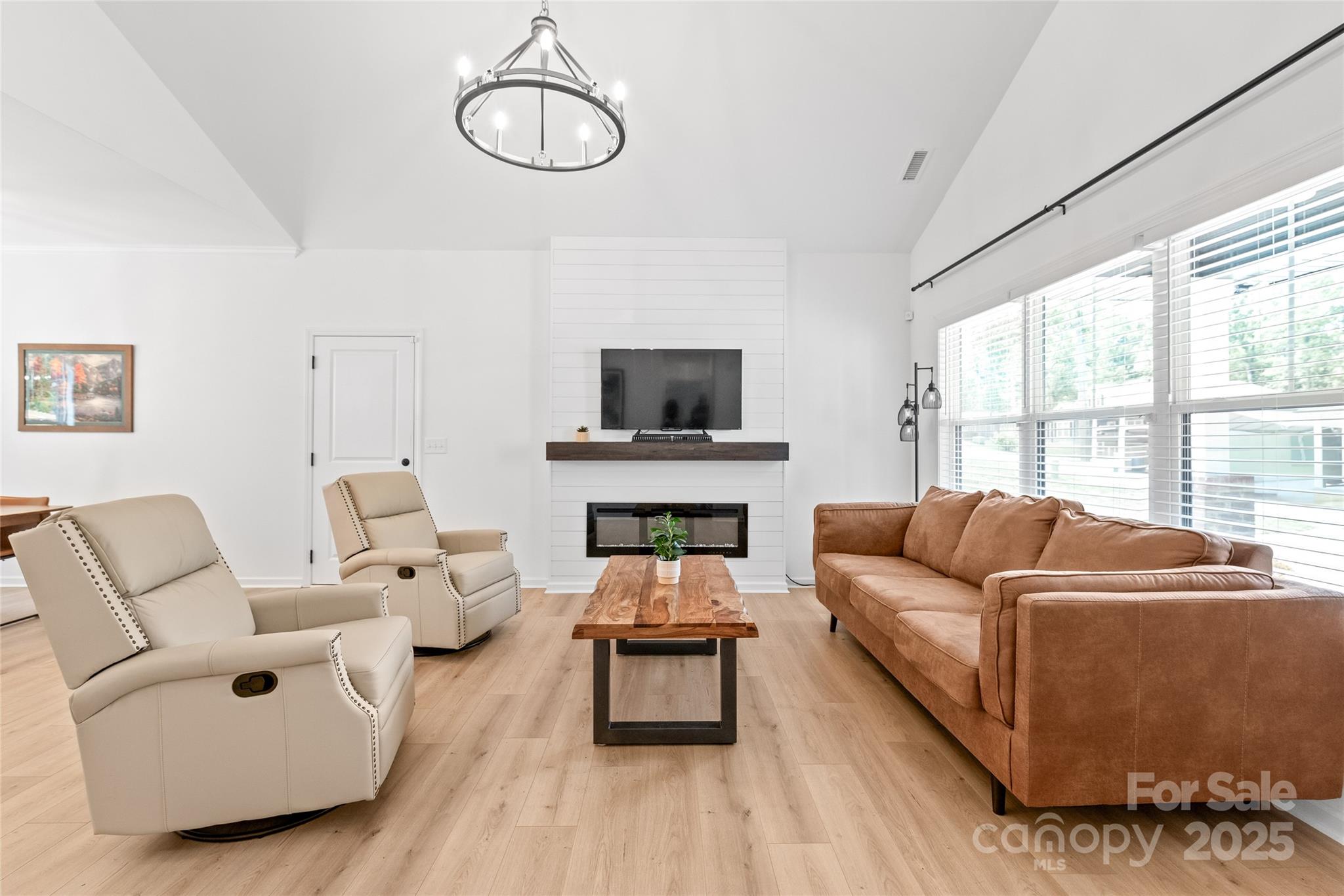 1212 Mason Way Property Photo 5