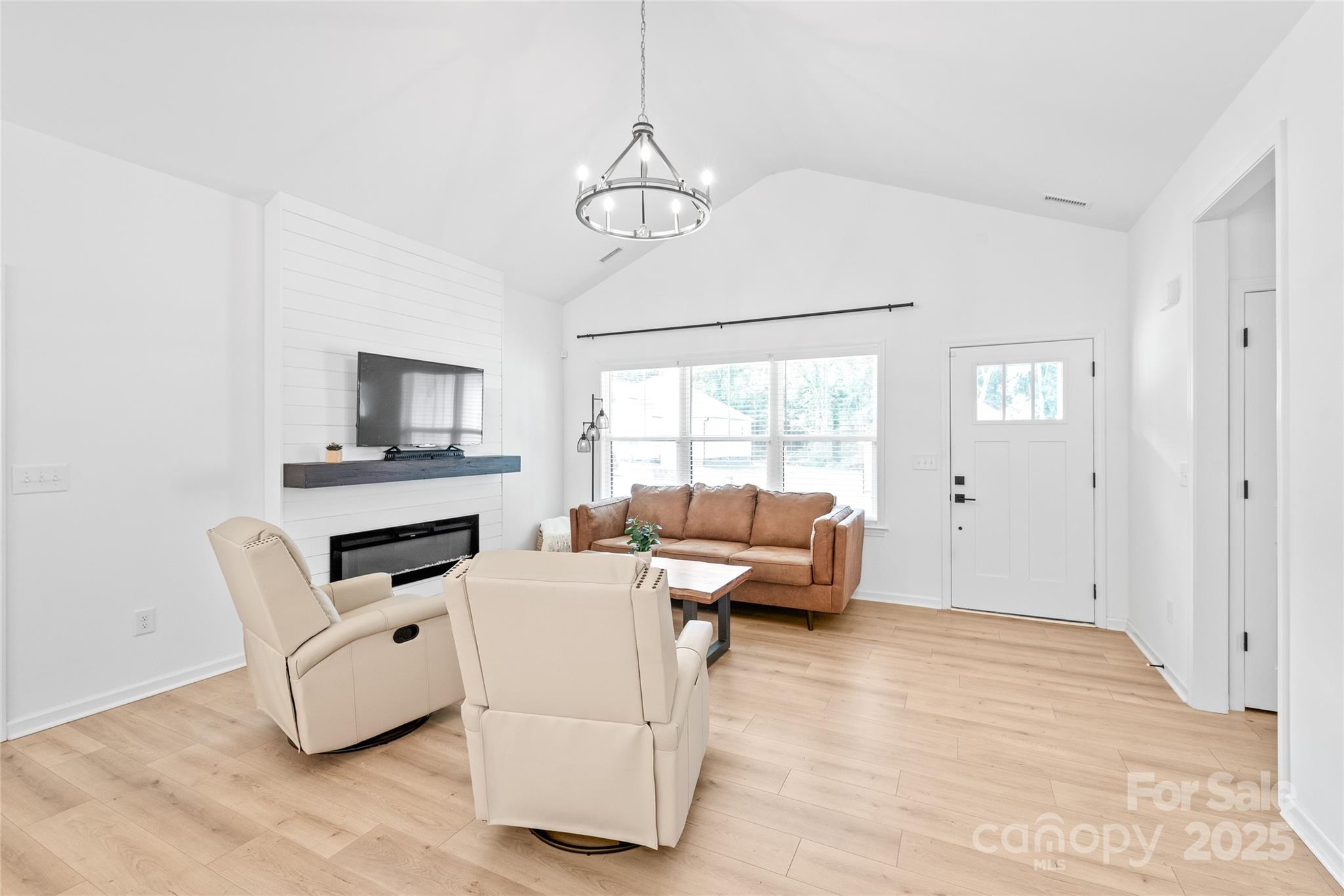 1212 Mason Way Property Photo 6