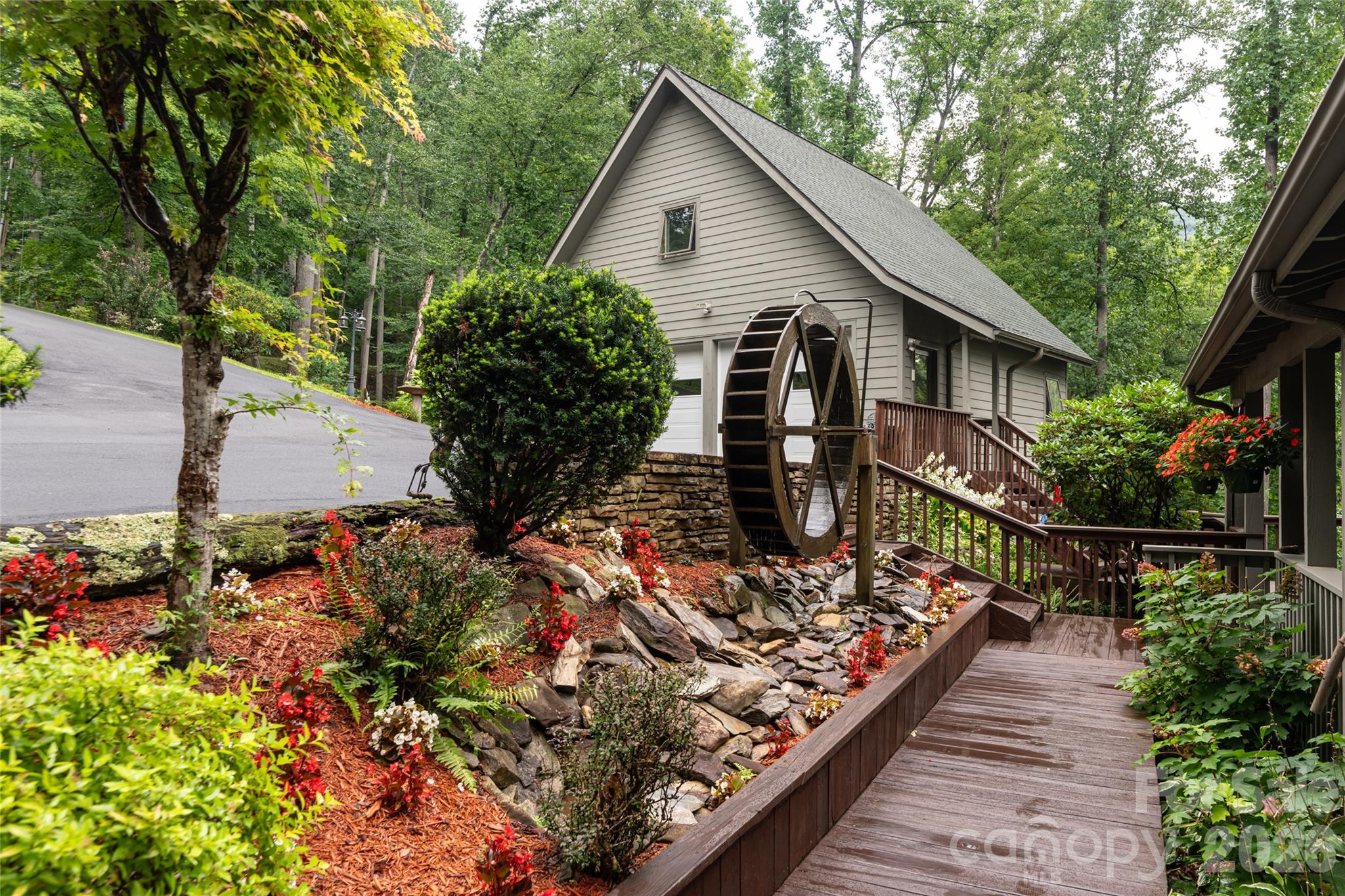 163 Tweetys Knoll Property Photo 8