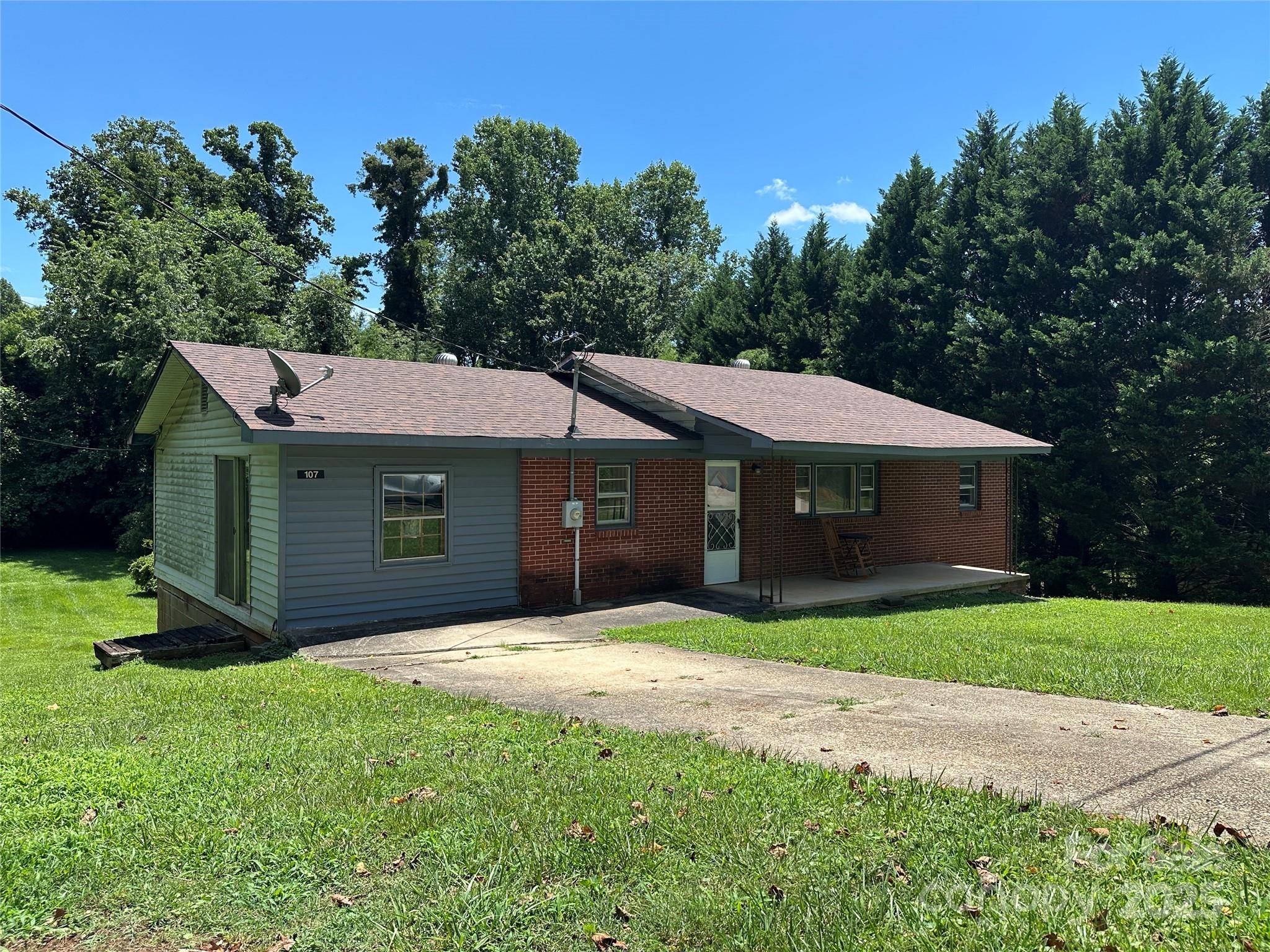 107 E Hunt Drive Property Photo 1