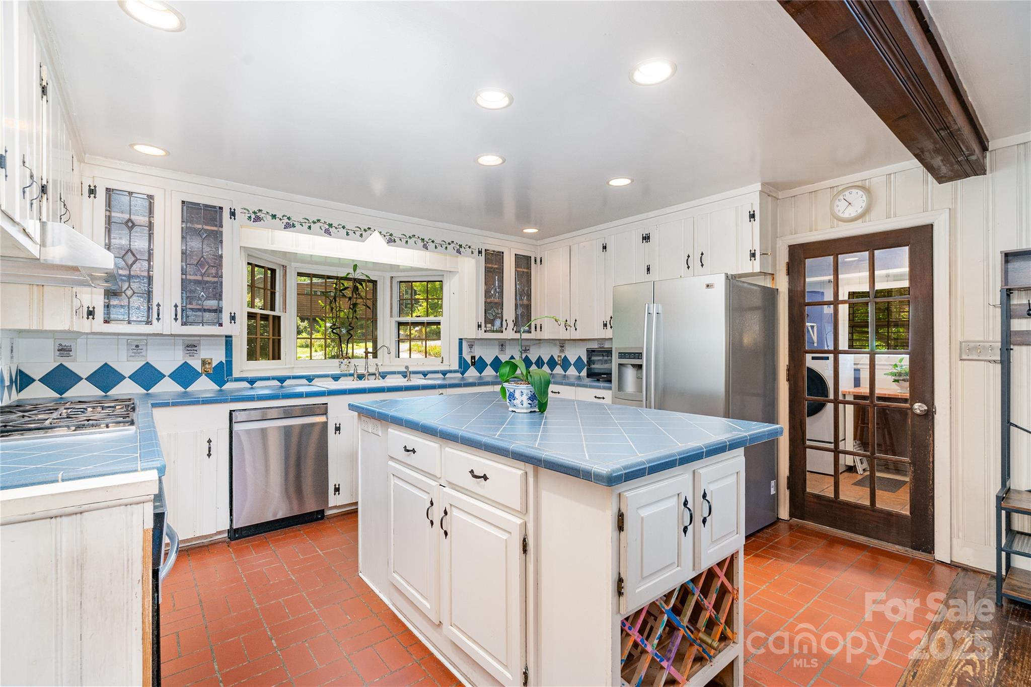 5811 Doncaster Drive Property Photo 9