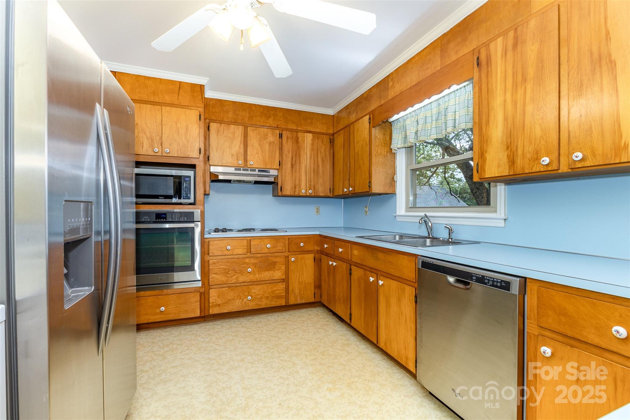 754 Cambridge Circle Property Photo 2