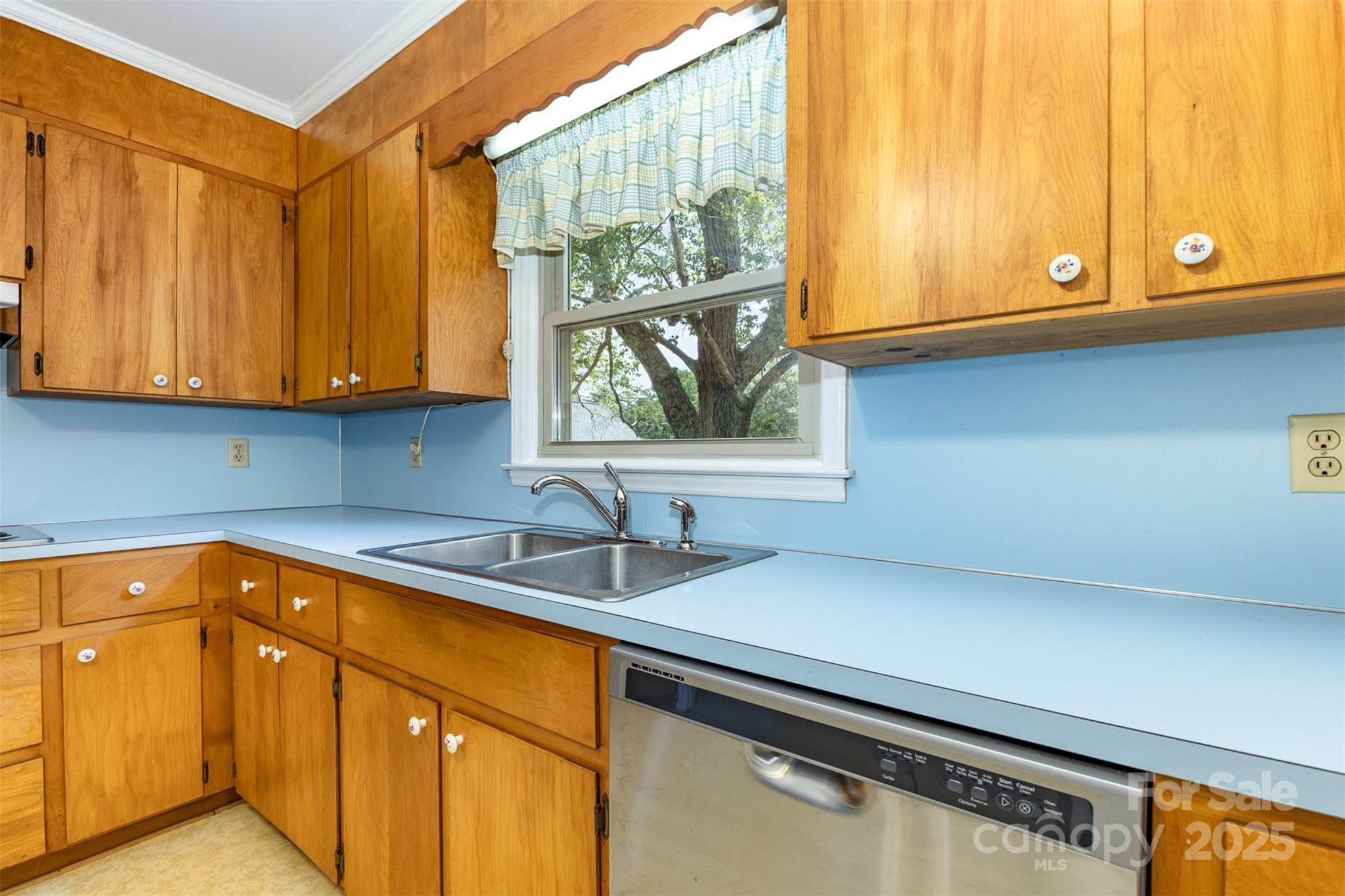 754 Cambridge Circle Property Photo 4
