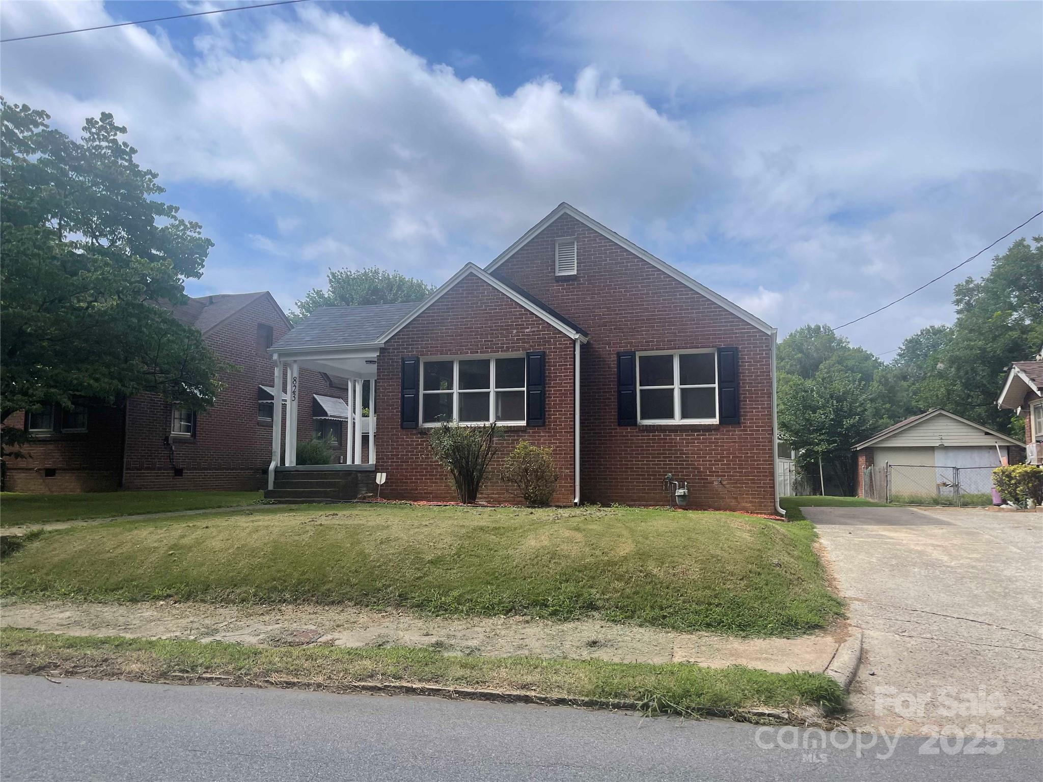823 Lincolnton Road Property Photo 1