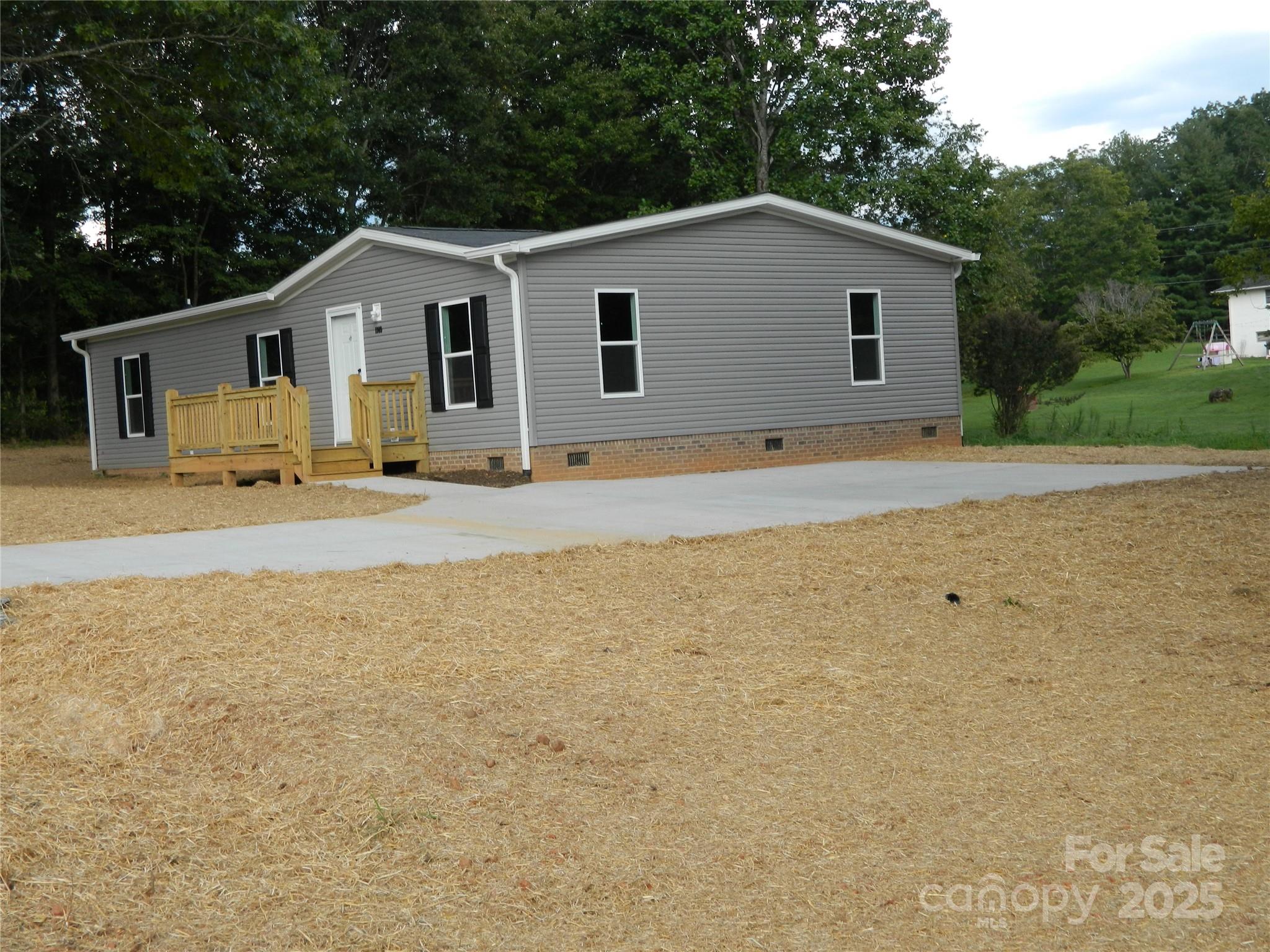 1909 Parkwood Drive Property Photo 1