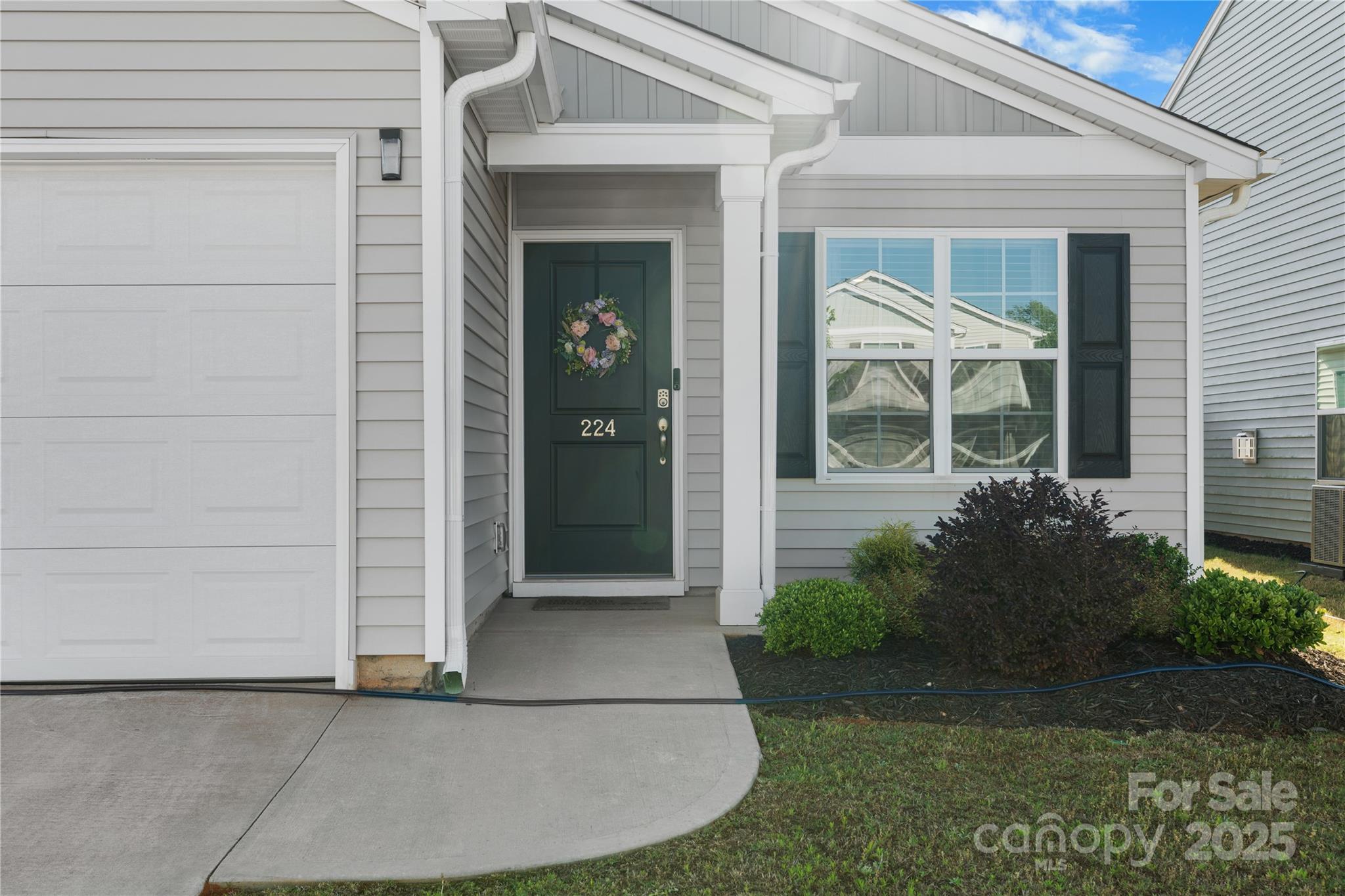 224 WHITTIER Street Property Photo 1