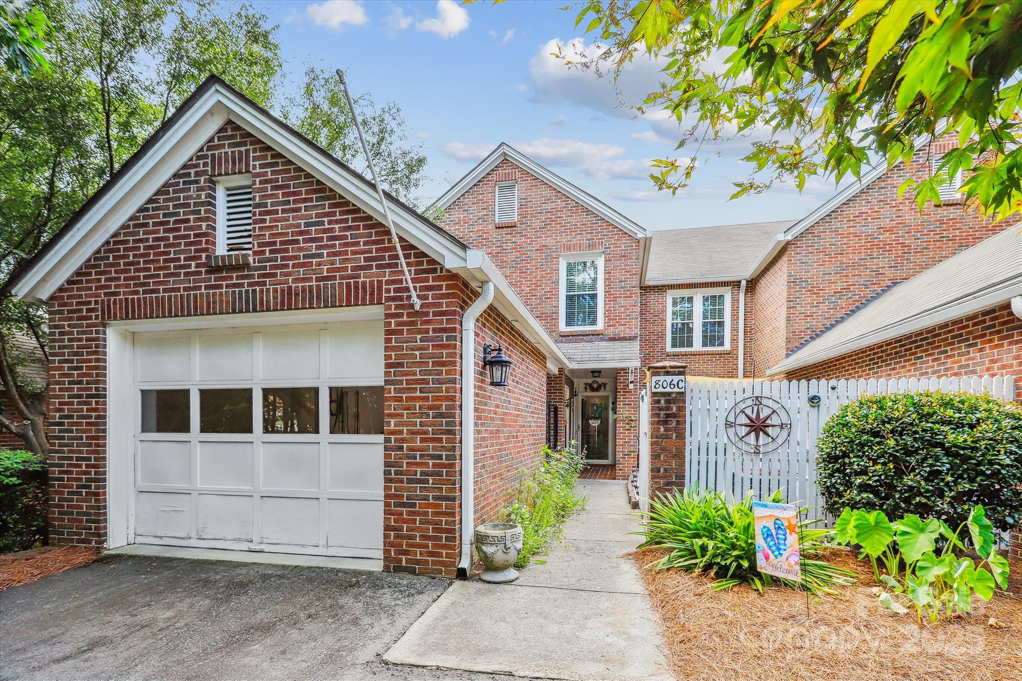 806 Colony Oaks Drive Property Photo 1