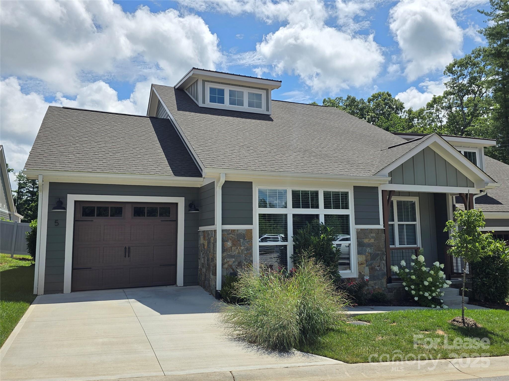 5 Heartleaf Circle Property Photo 1