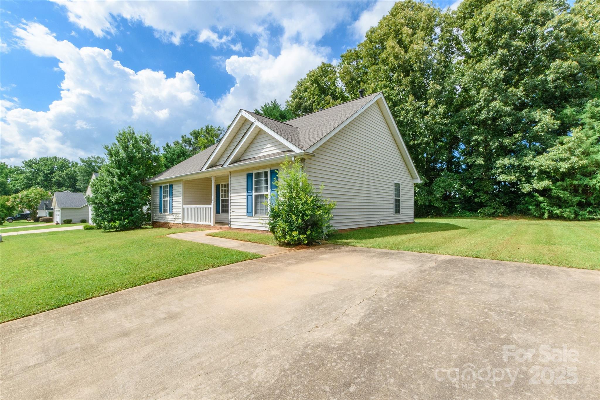 823 Prestwick Drive Property Photo 3