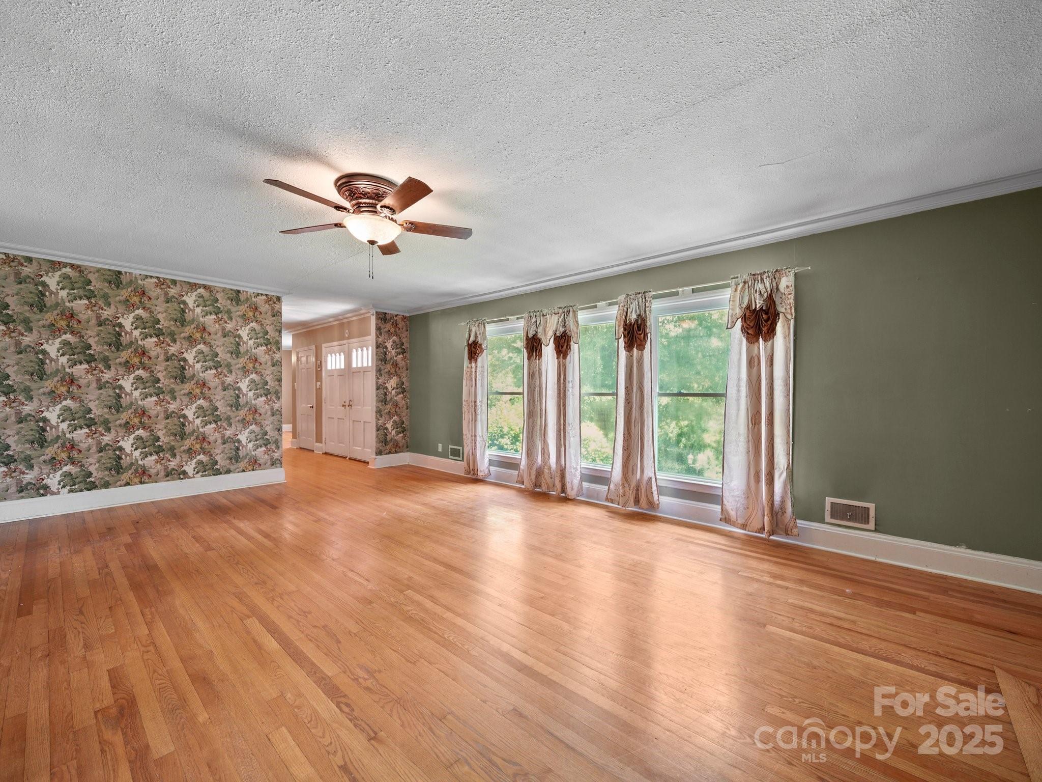 401 N Inman Avenue Property Photo 4