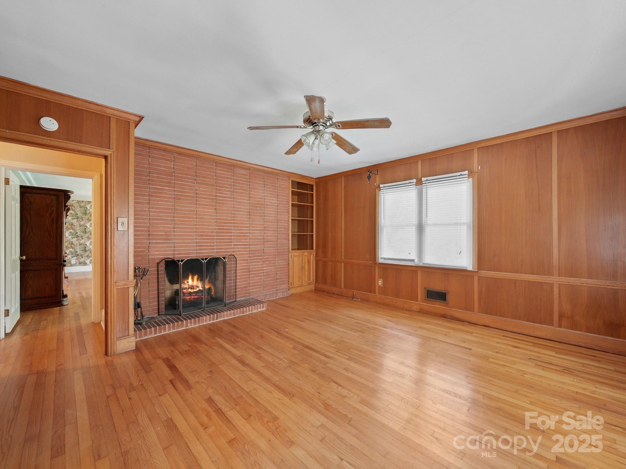 401 N Inman Avenue Property Photo 9