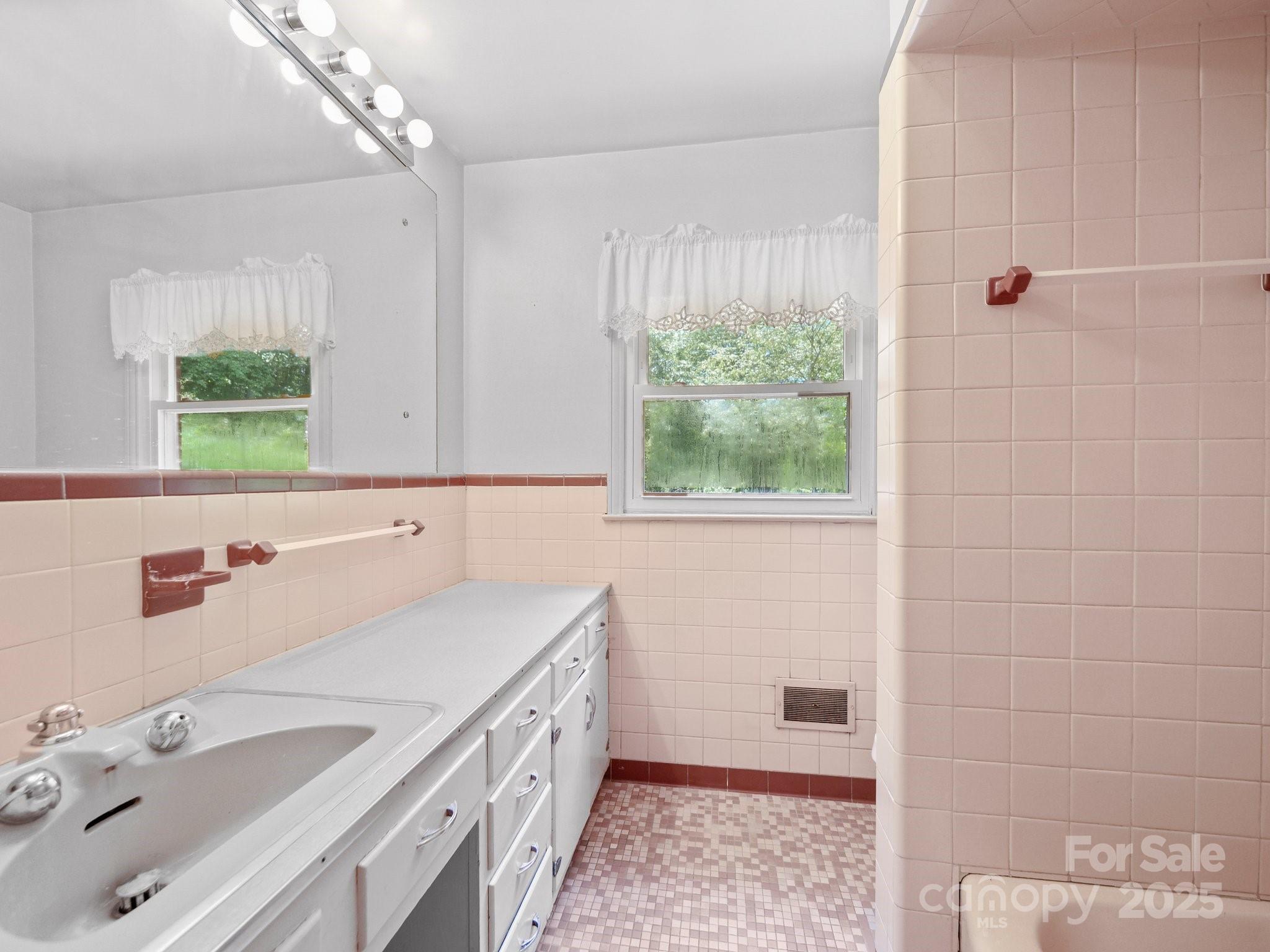 401 N Inman Avenue Property Photo 11