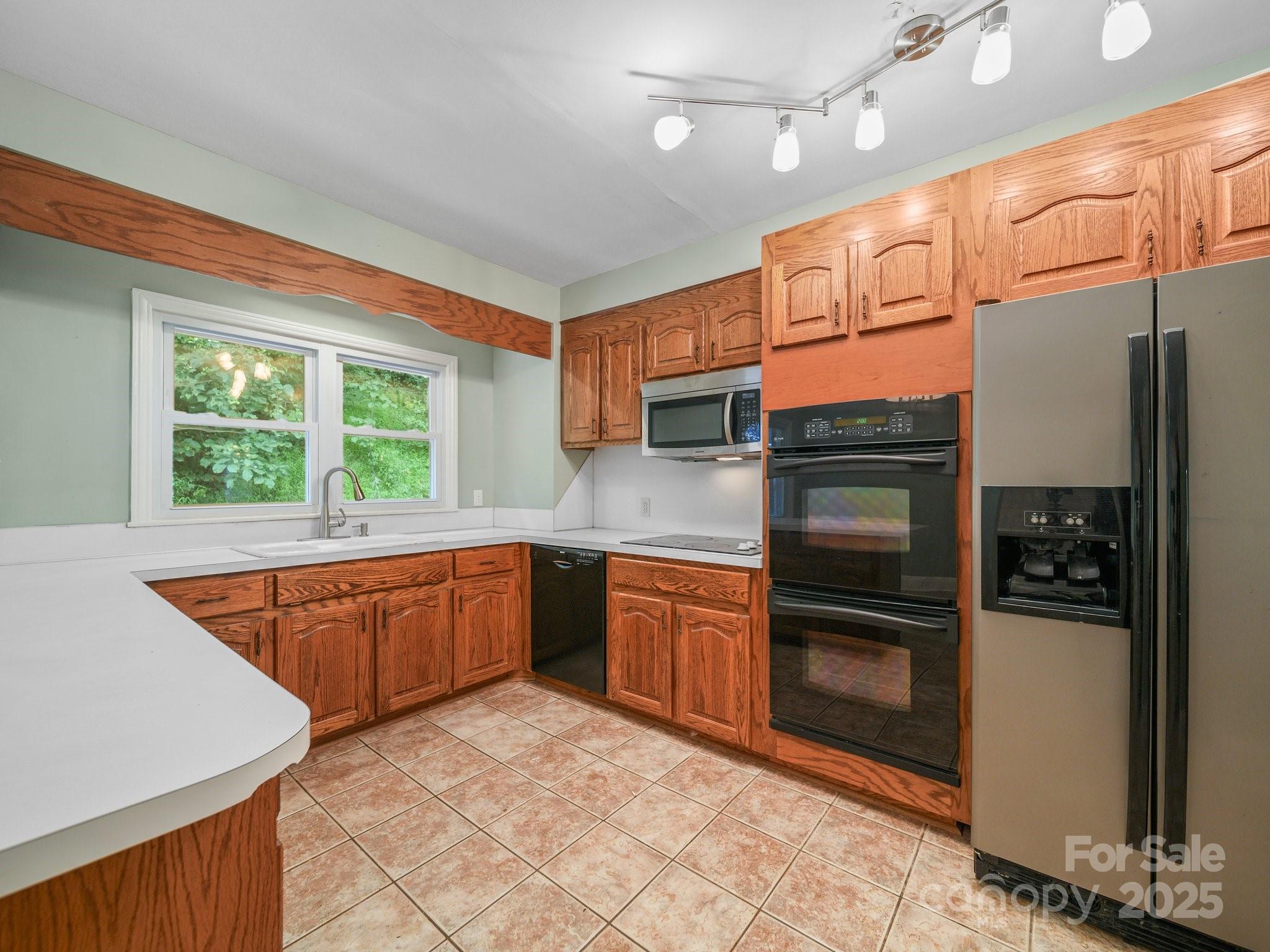 401 N Inman Avenue Property Photo 12