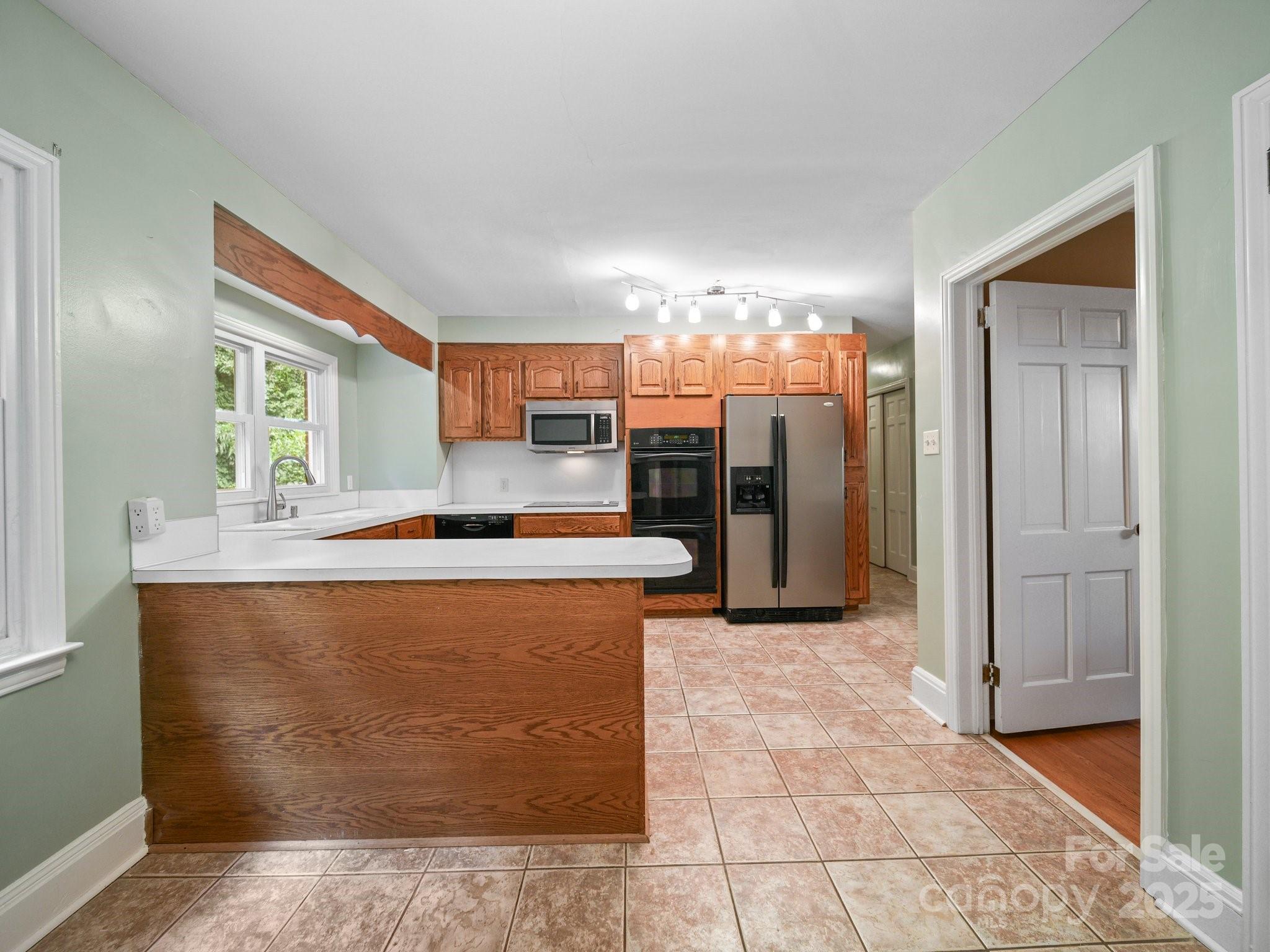 401 N Inman Avenue Property Photo 14